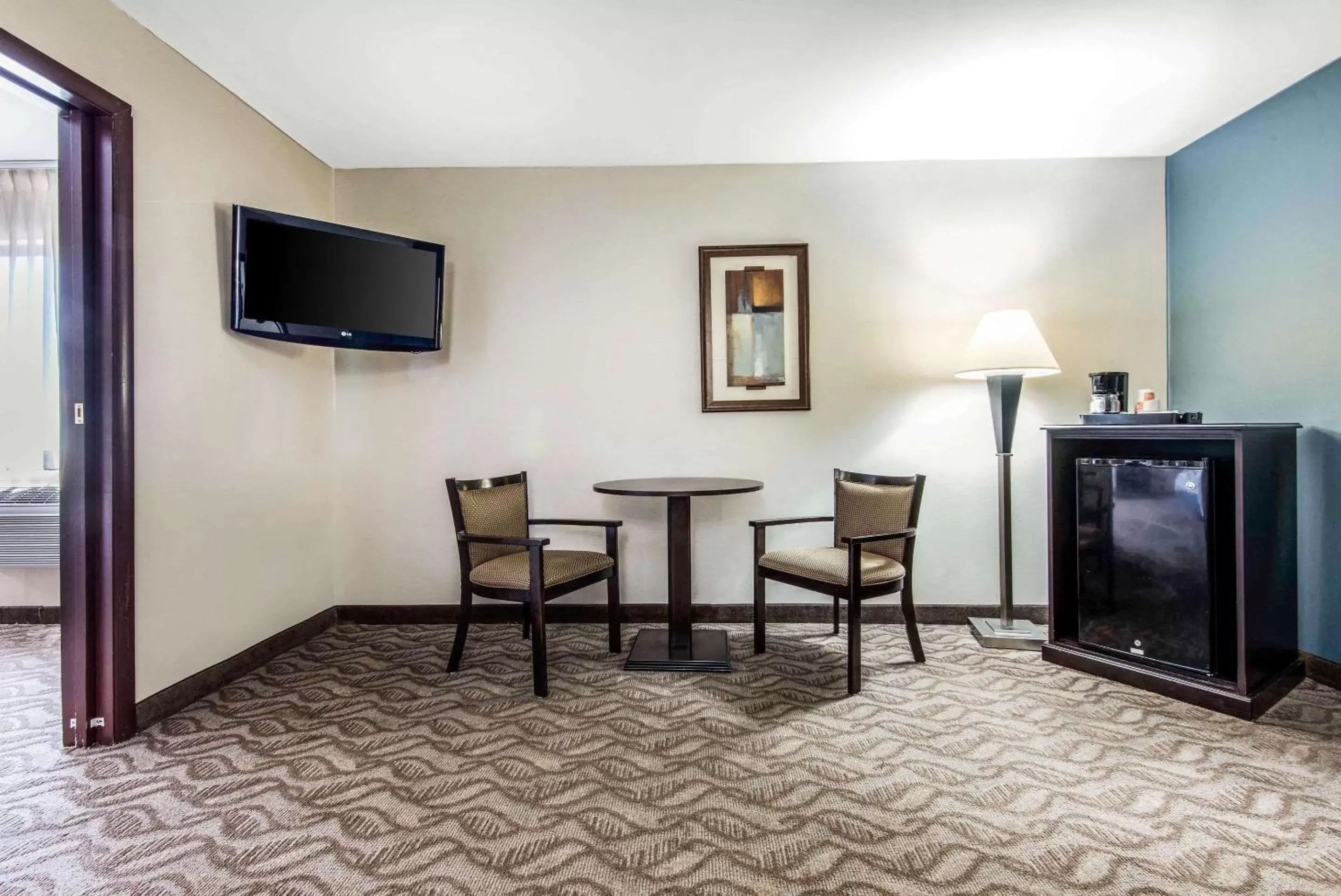 Photo of the whole room, TV/Entertainment Center in Quality Inn Niagara Falls