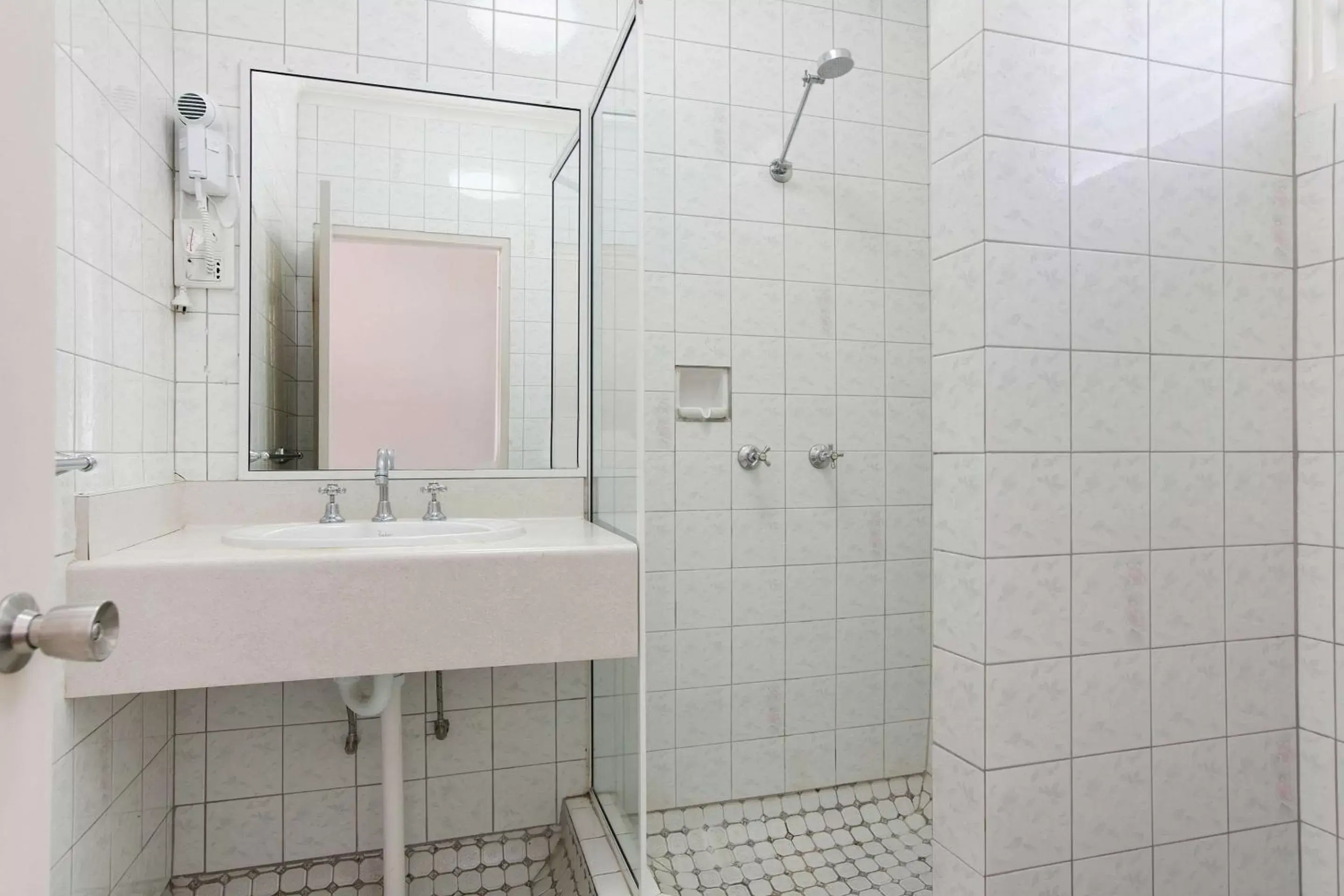 Bathroom in Comfort Inn Cairns City