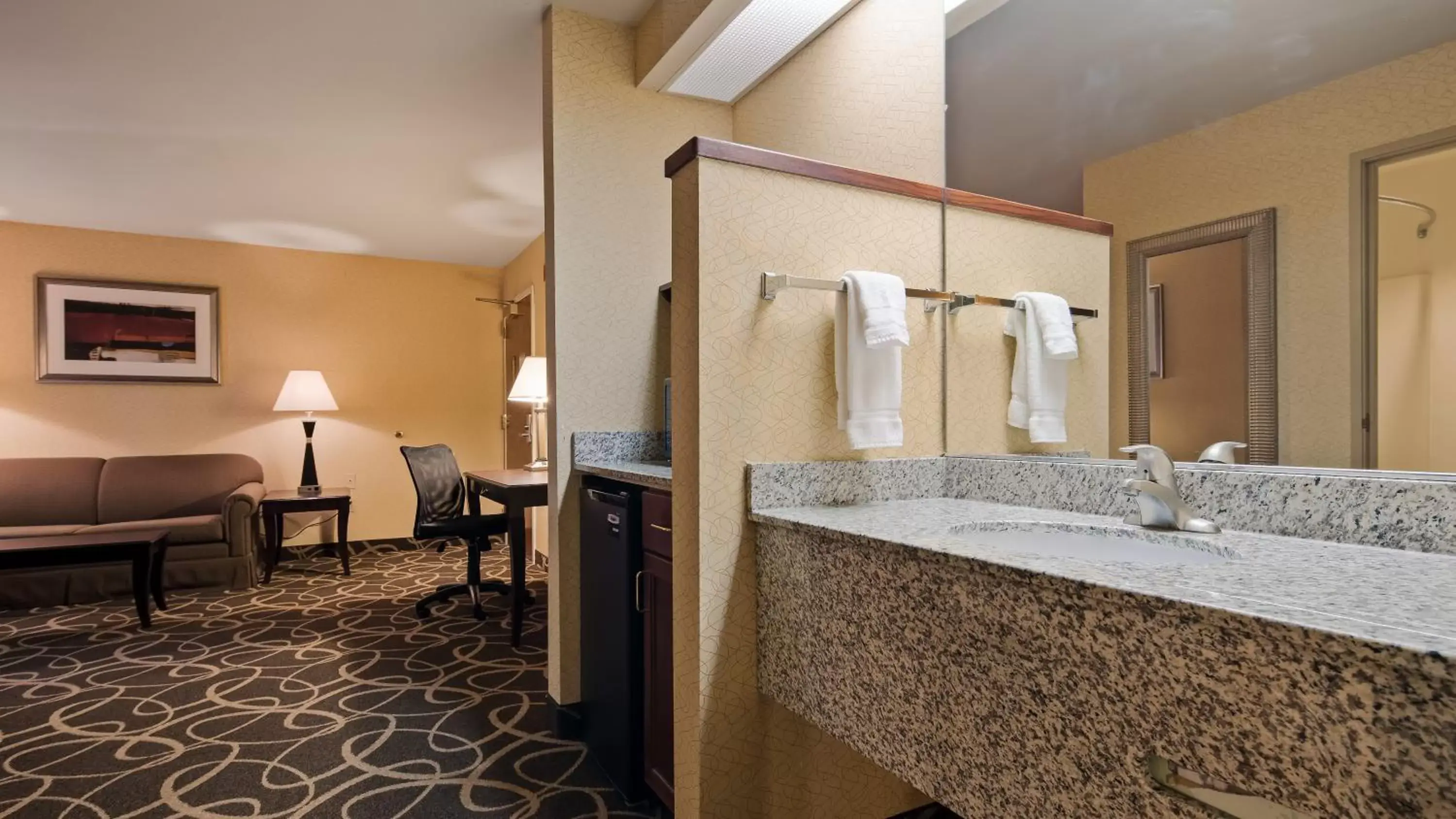 Seating area, Bathroom in Best Western Plus Eau Claire Conference Center
