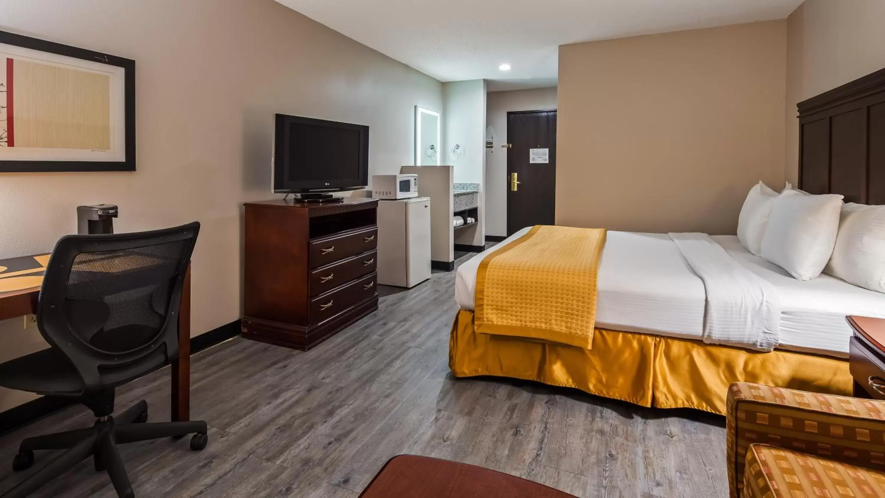Bedroom, TV/Entertainment Center in SureStay Hotel by Best Western Orange