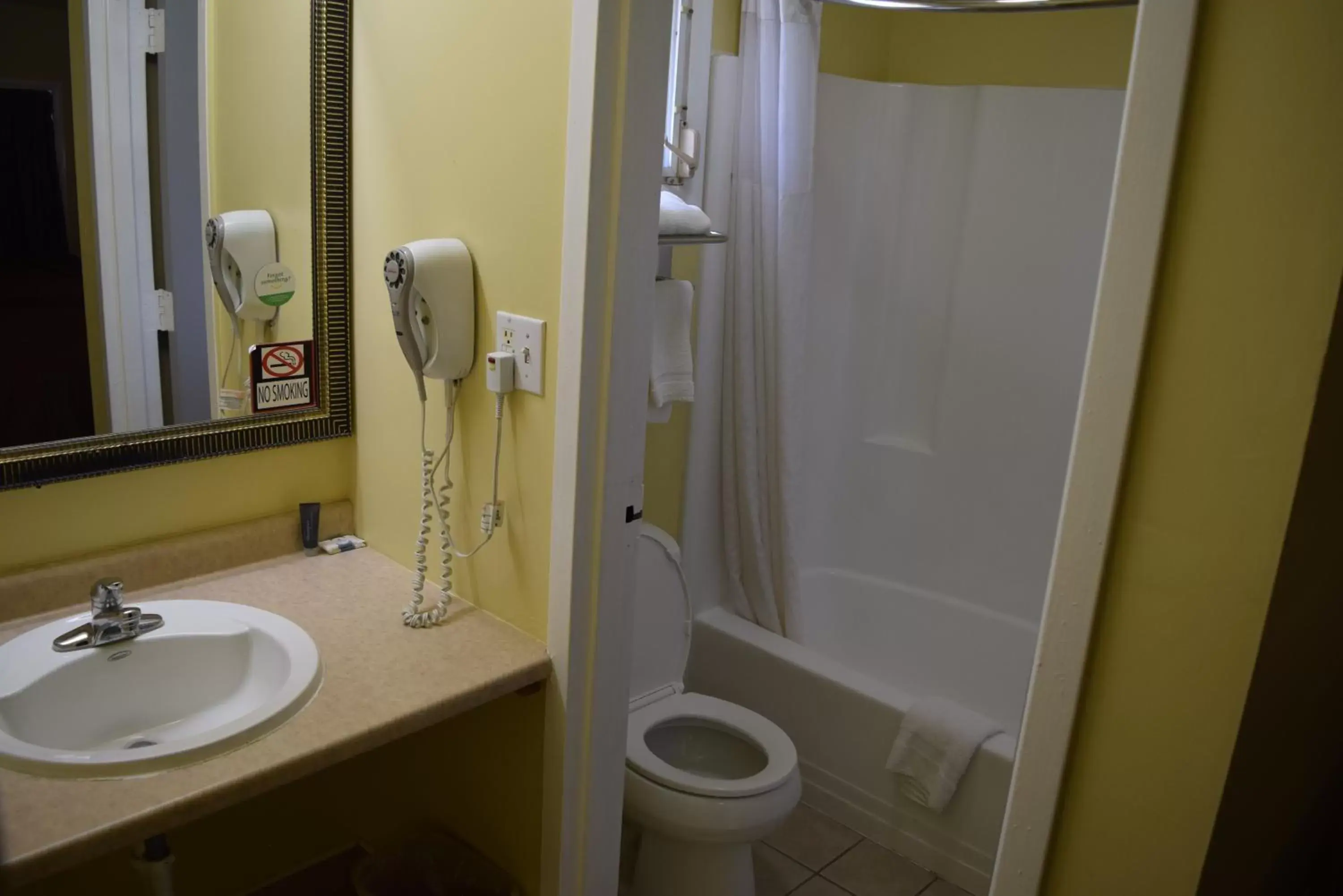 Bathroom in White Oaks Motel Pennsville/Carneys Point