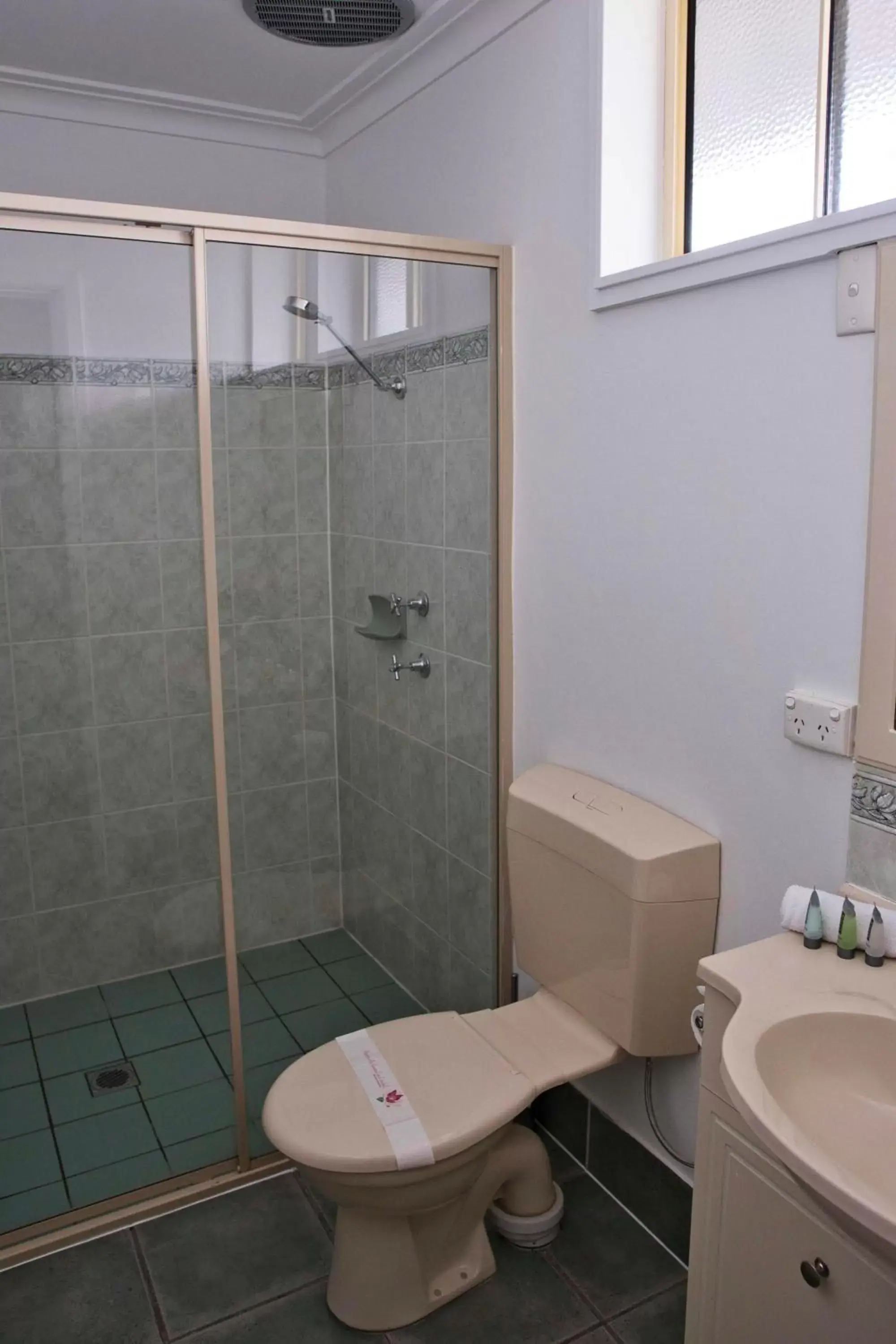 Shower, Bathroom in Leeton Centre Motel