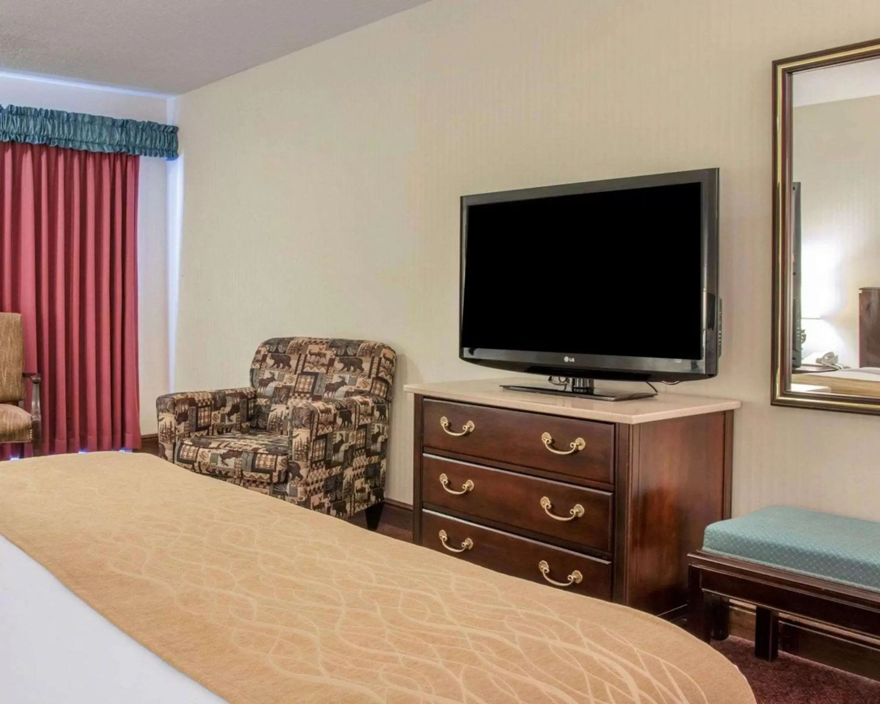 Photo of the whole room, TV/Entertainment Center in Comfort Inn Lakeside - Mackinaw City