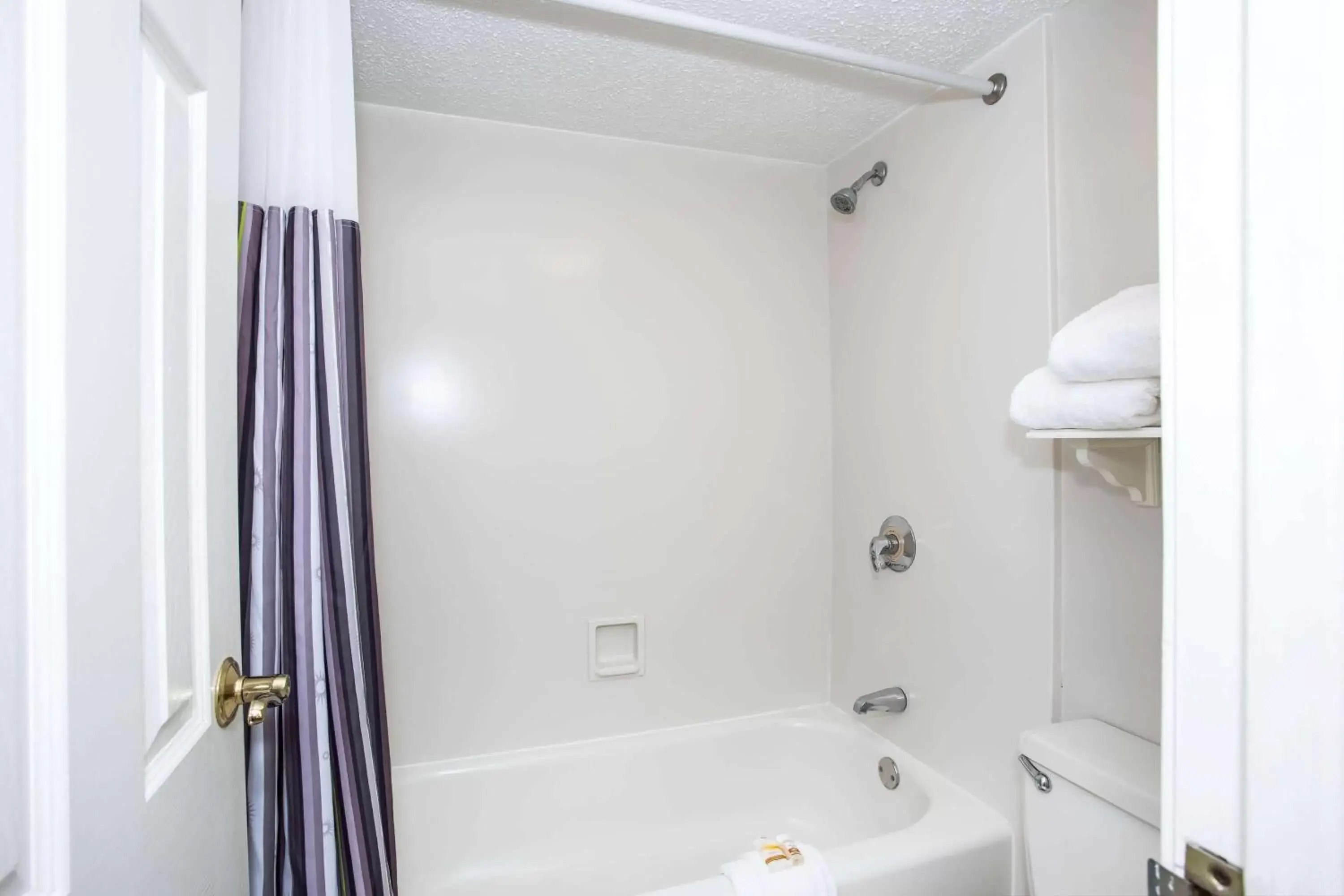 Bathroom in La Quinta Inn by Wyndham Tallahassee North