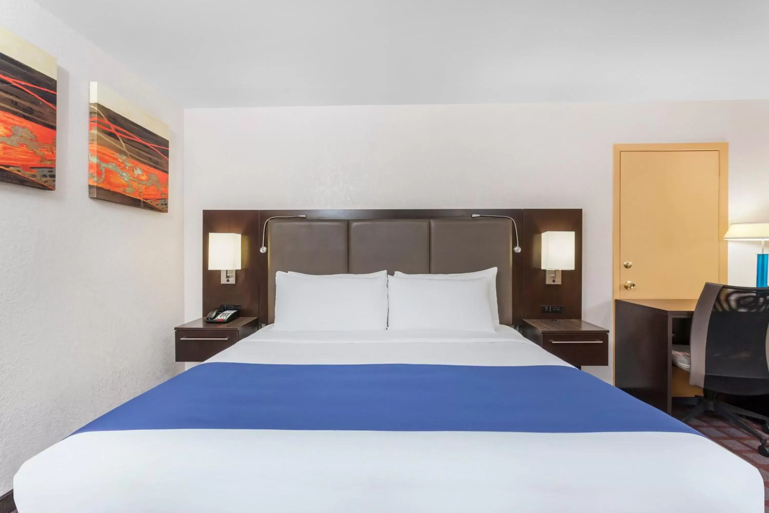 Bedroom, Bed in Days Inn by Wyndham Woodbury Long Island