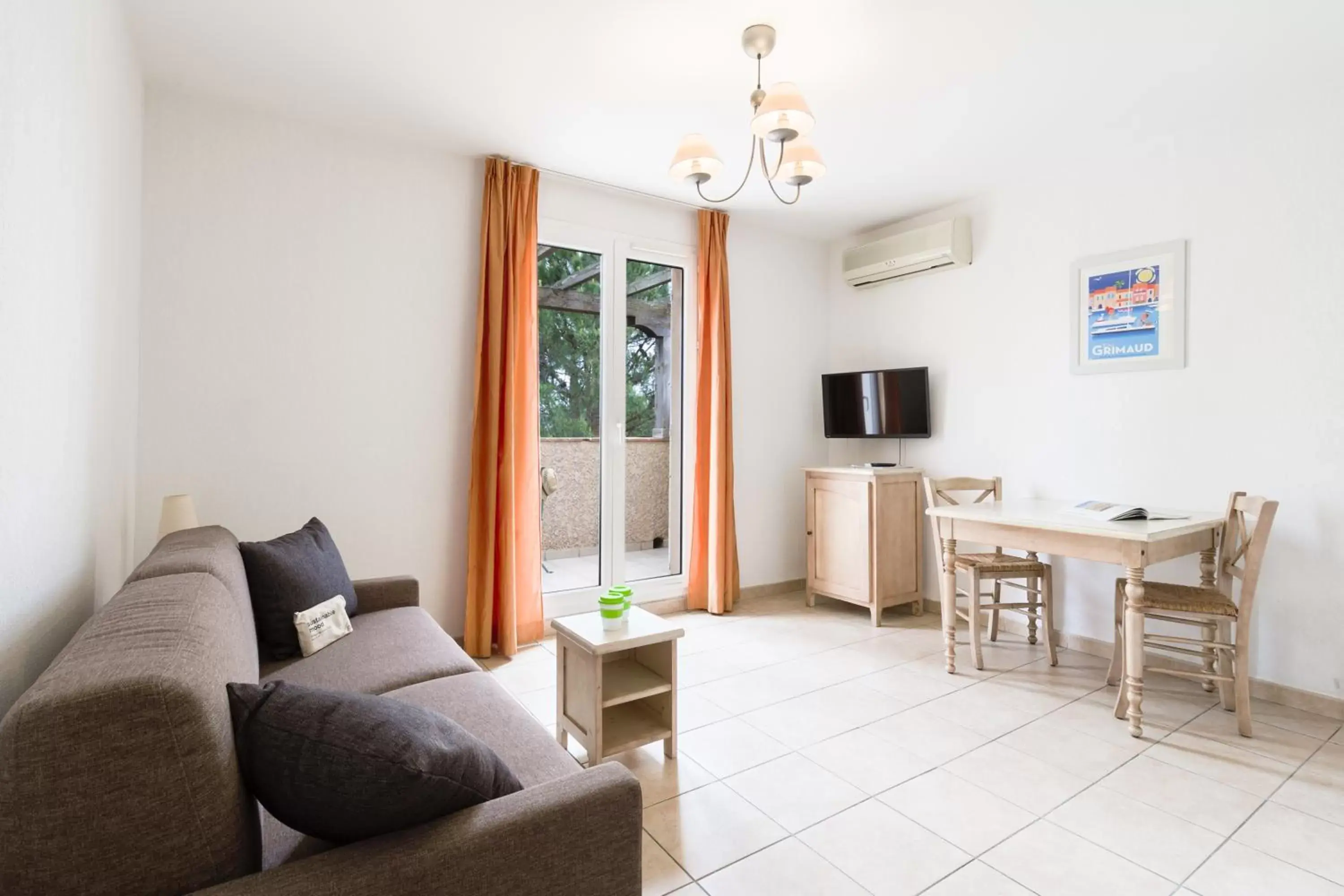 Photo of the whole room, Seating Area in Garden & City Les Bastides de Grimaud