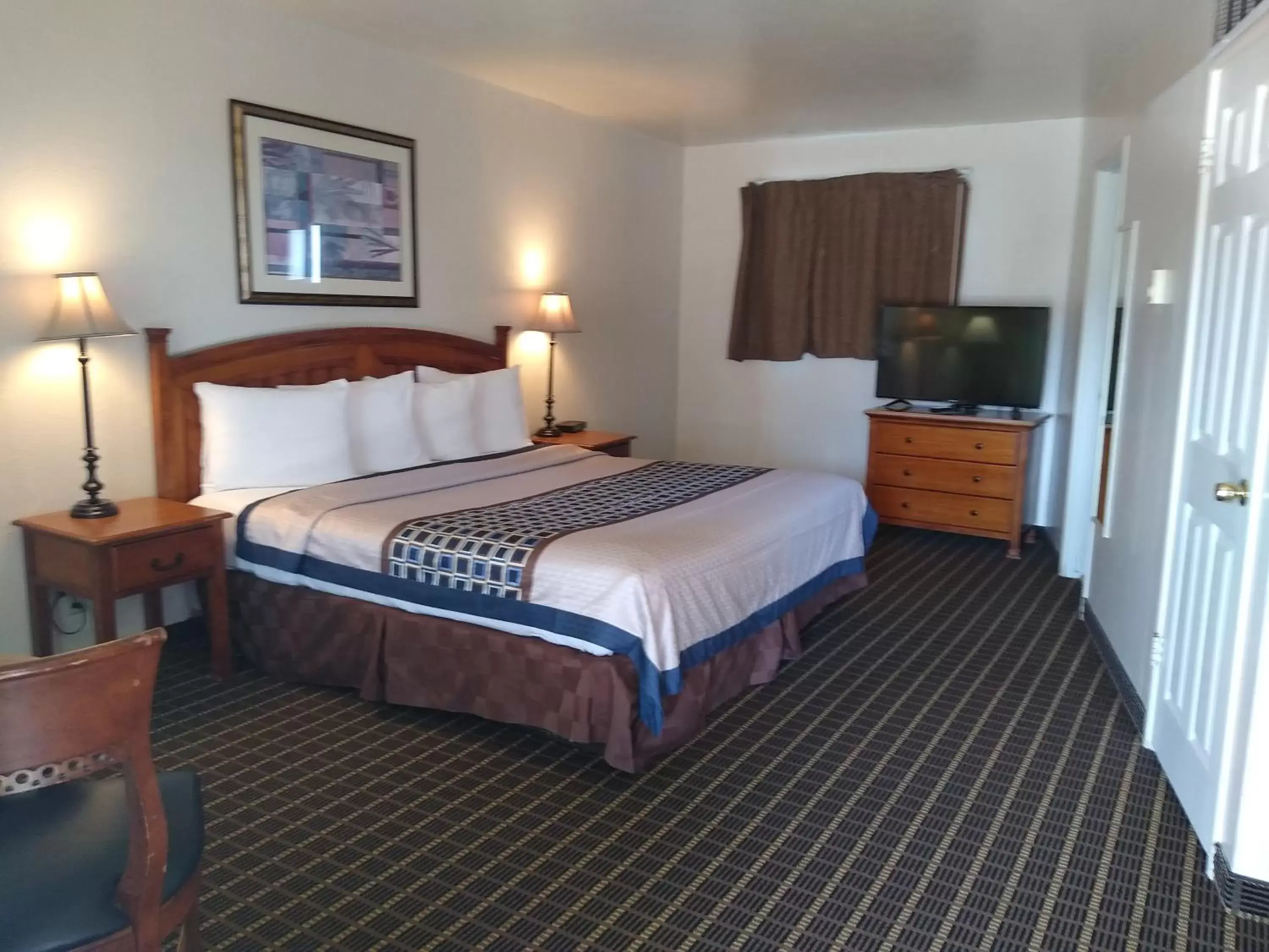 Photo of the whole room, Bed in North Coast Inn