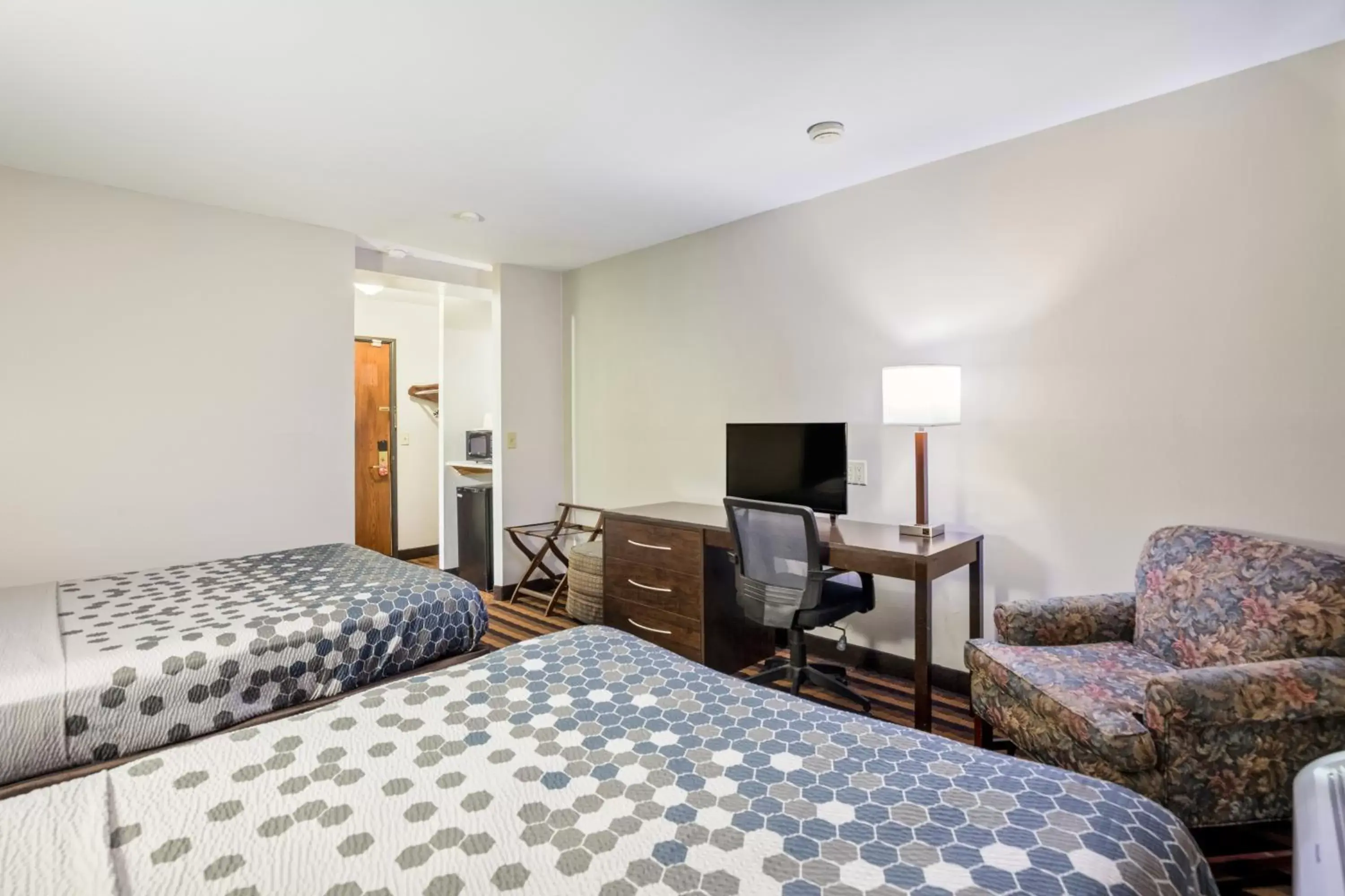 Bedroom, Bed in Econo Lodge Milwaukee Airport