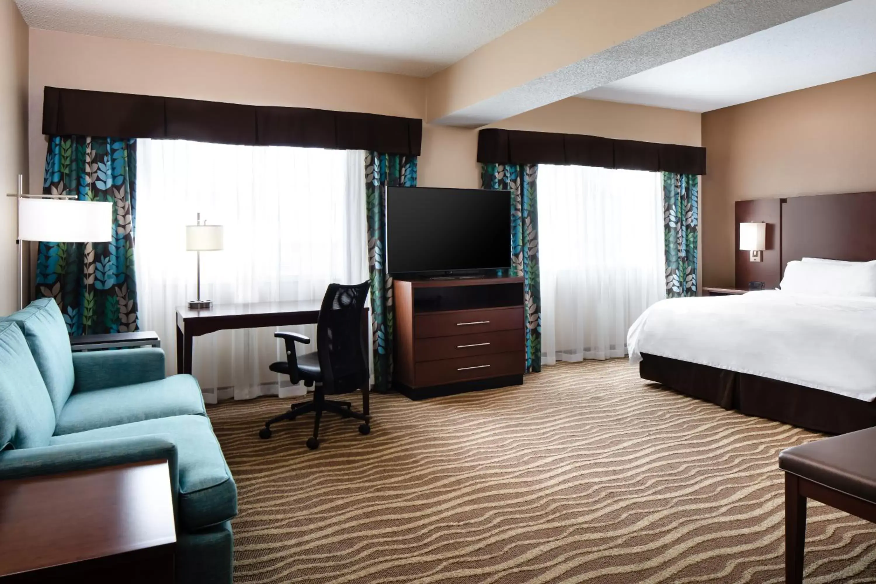 Bed, TV/Entertainment Center in Holiday Inn Hotel & Suites Overland Park-West, an IHG Hotel