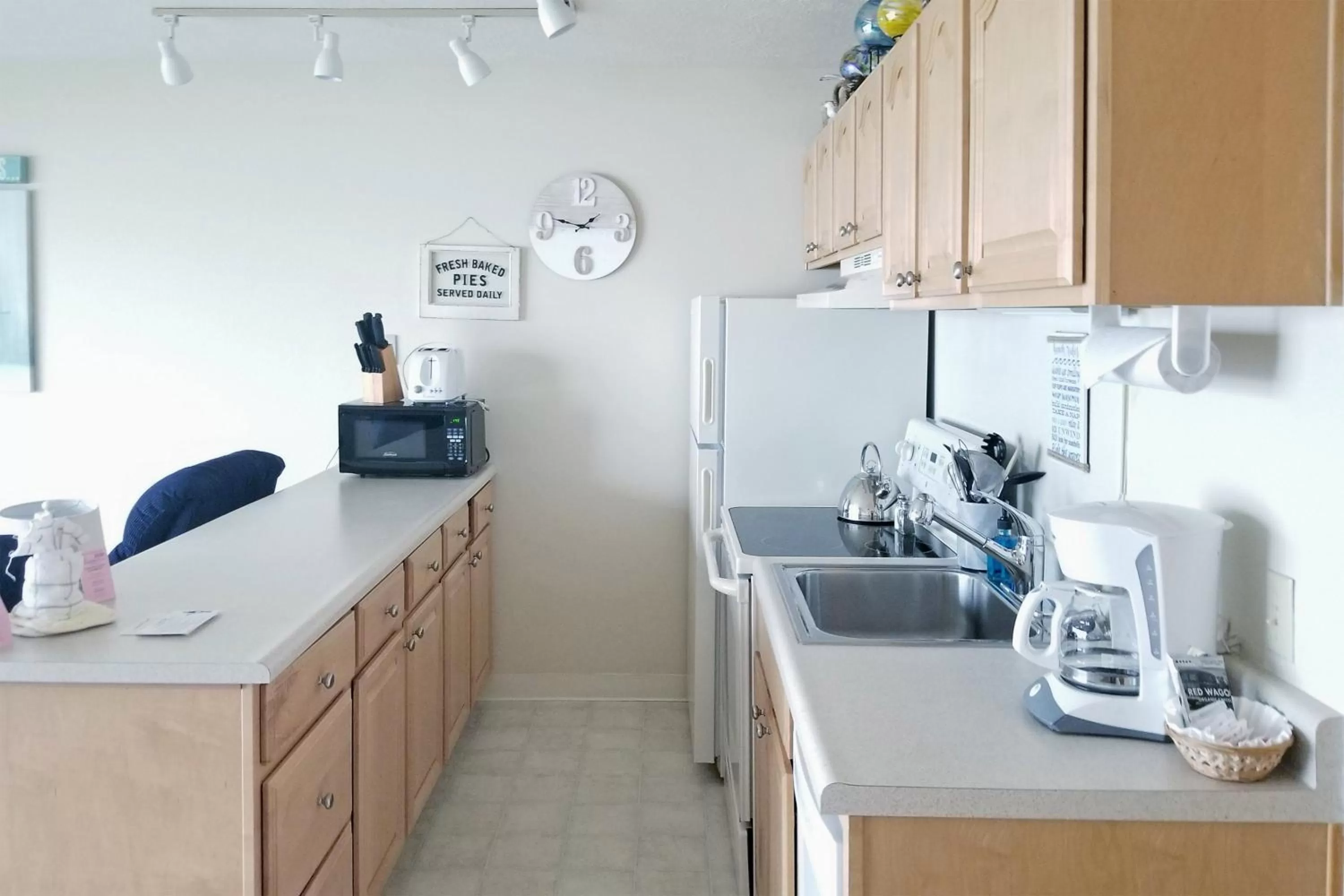 Coffee/tea facilities, Kitchen/Kitchenette in Ocean Terrace Condominiums