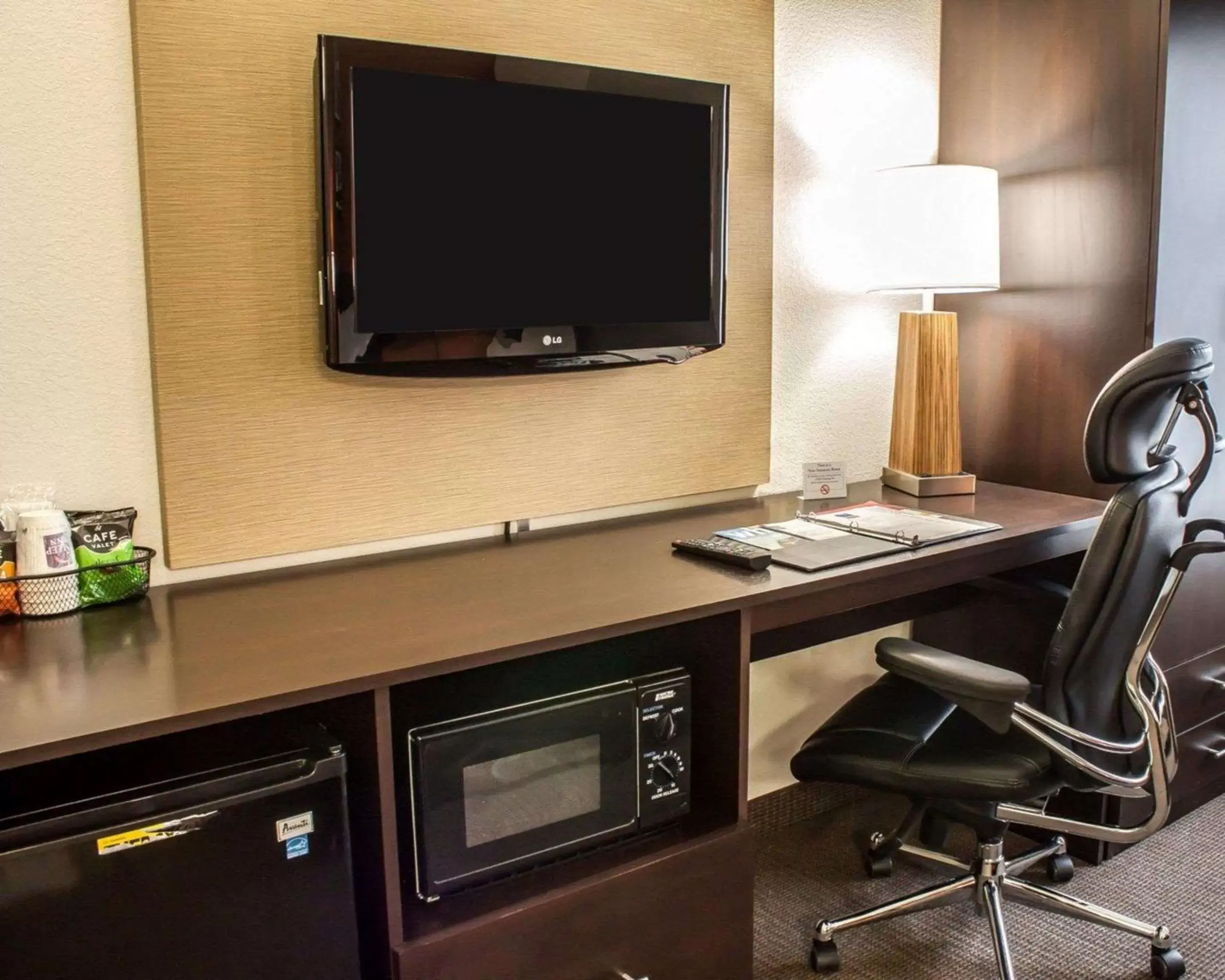 Photo of the whole room, TV/Entertainment Center in Sleep Inn Arlington Near Six Flags