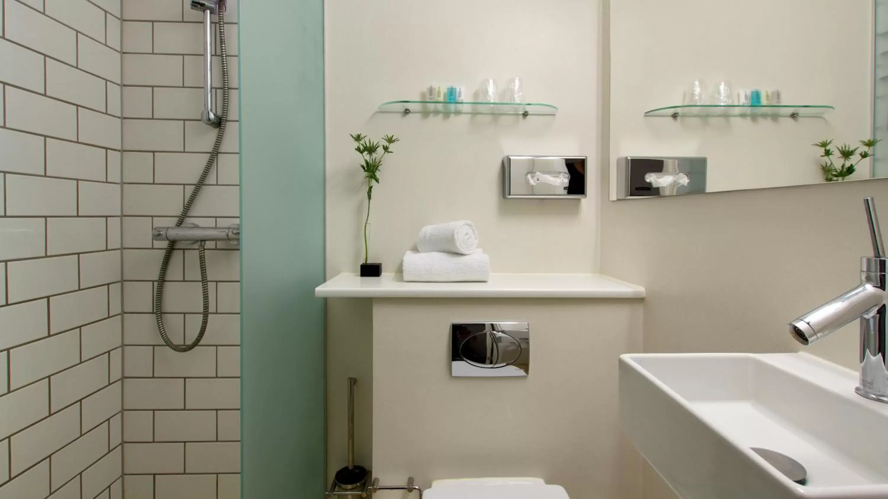 Shower, Bathroom in Best Western Hotel Herman Bang