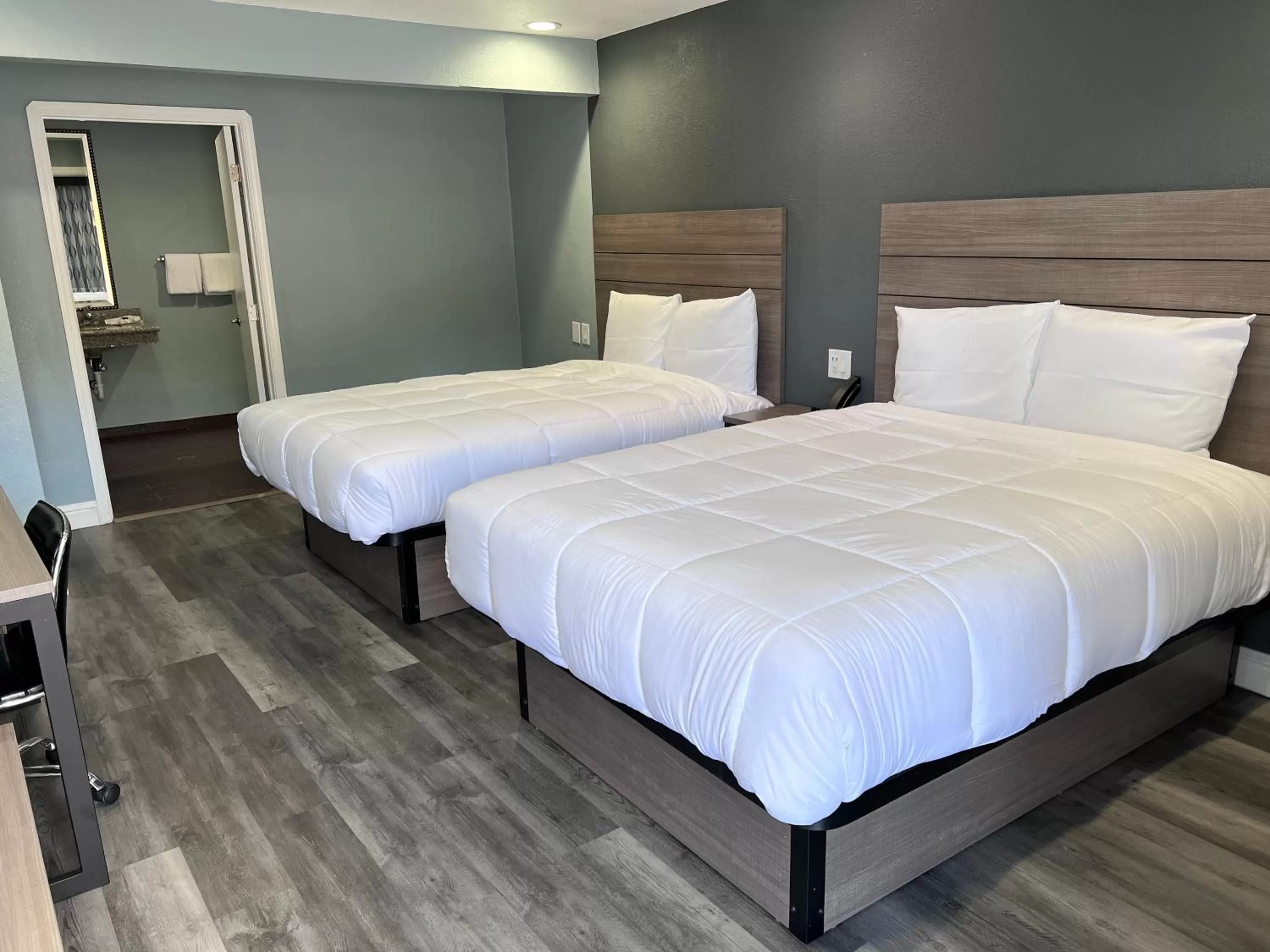 Bed in Surf City Inn & Suites