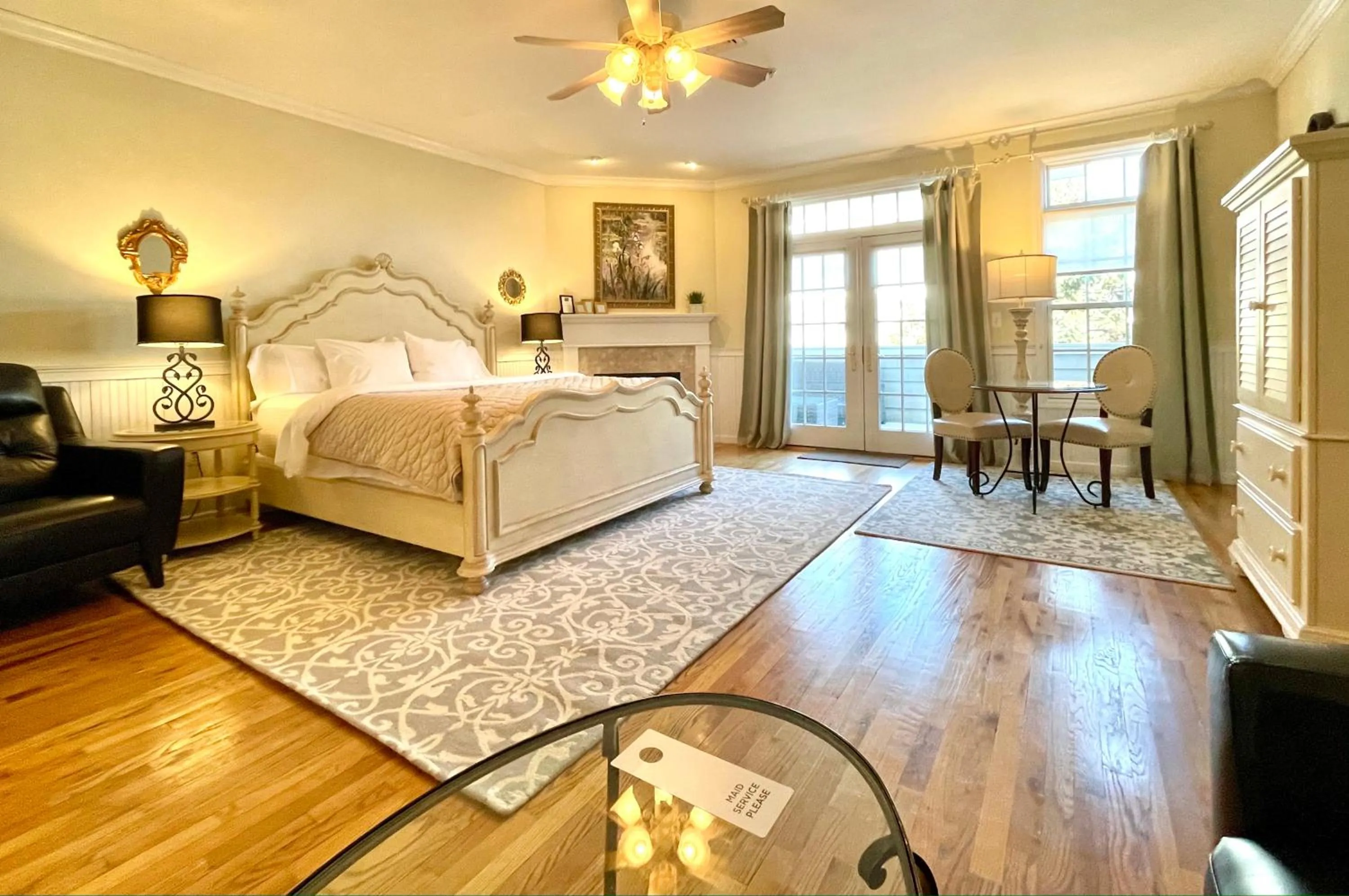 Bed in Inn on Main Hotel