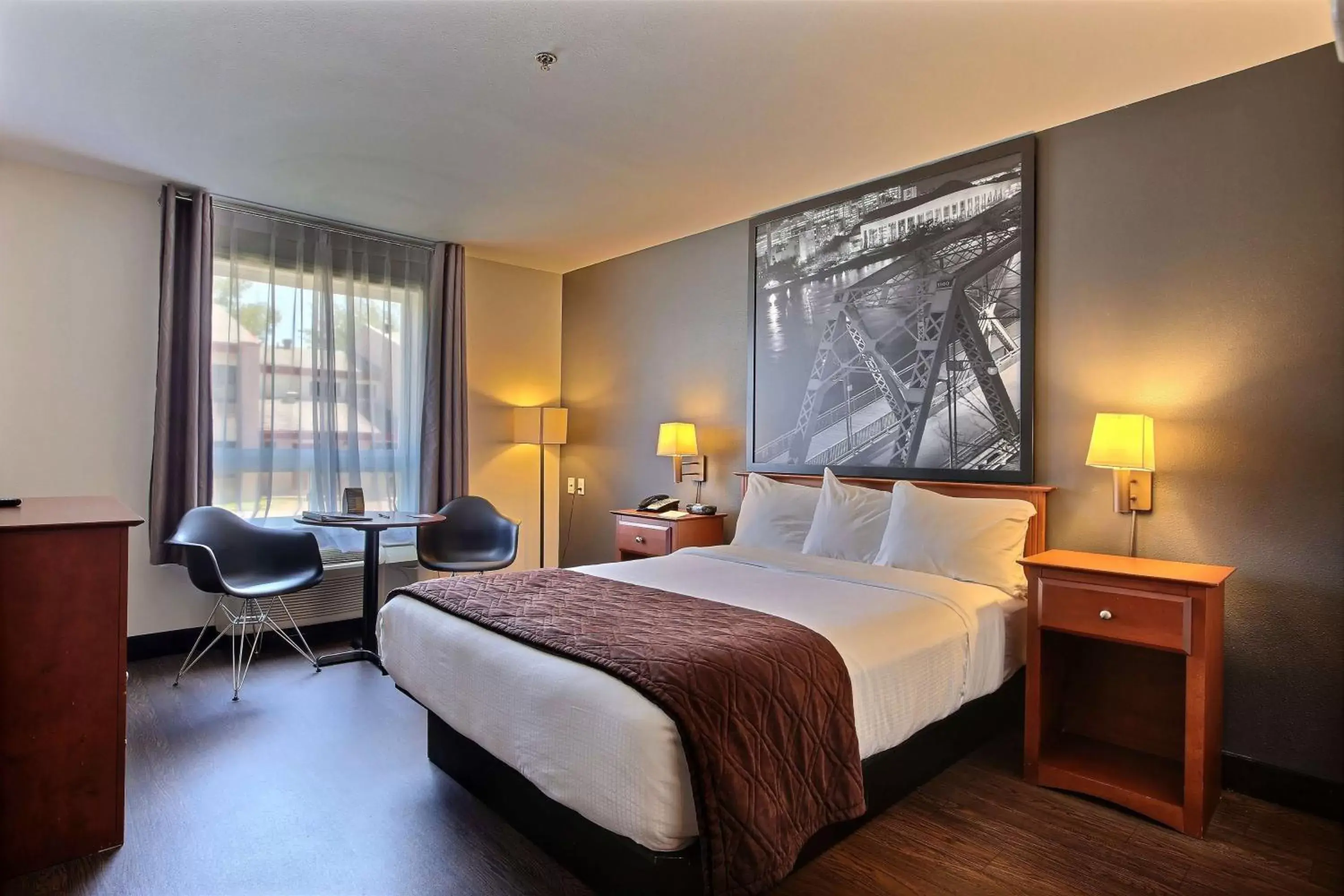 Photo of the whole room, Bed in Super 8 by Wyndham Trois-Rivieres