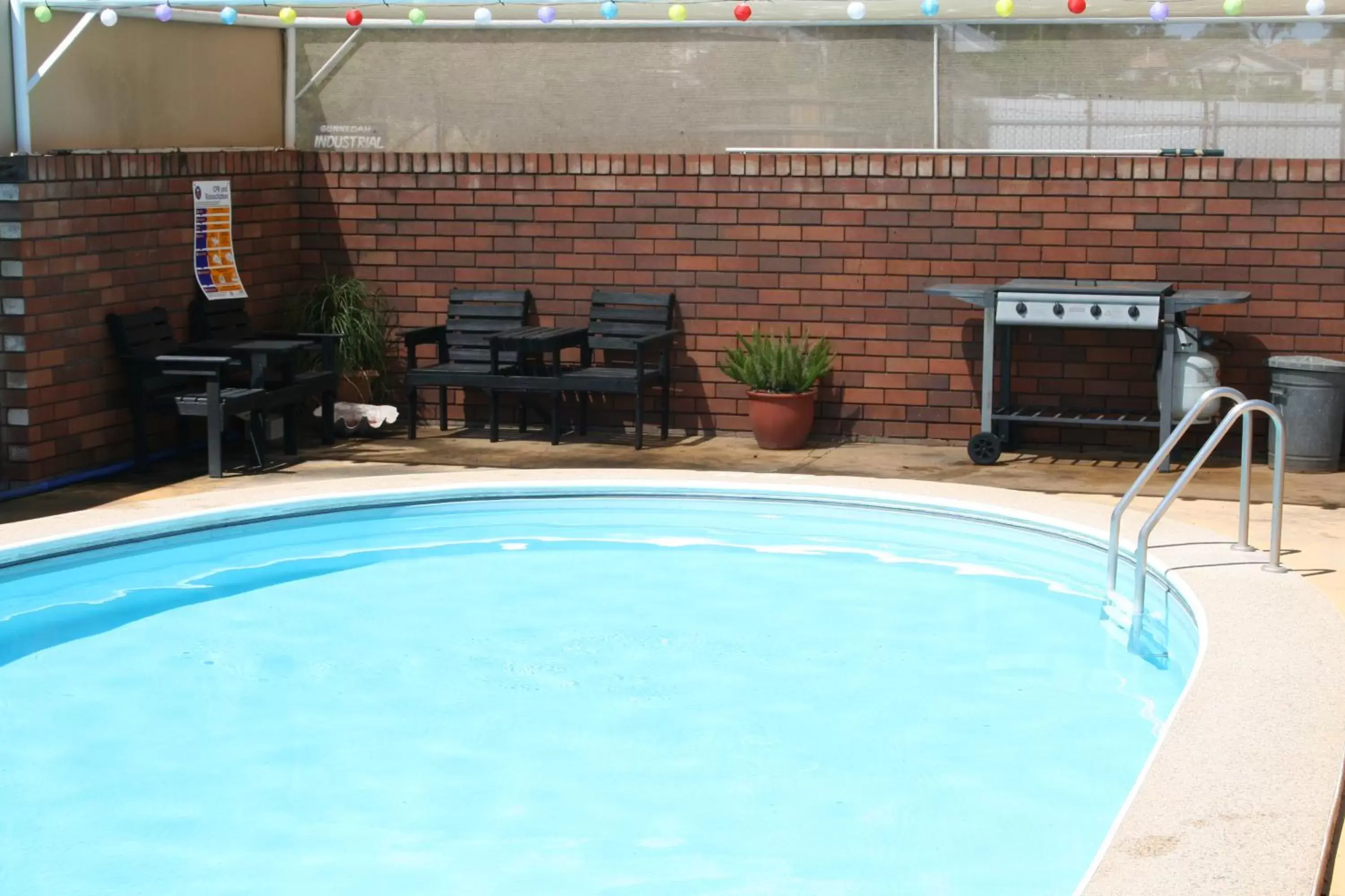 BBQ facilities, Swimming Pool in The Plains Motor Inn