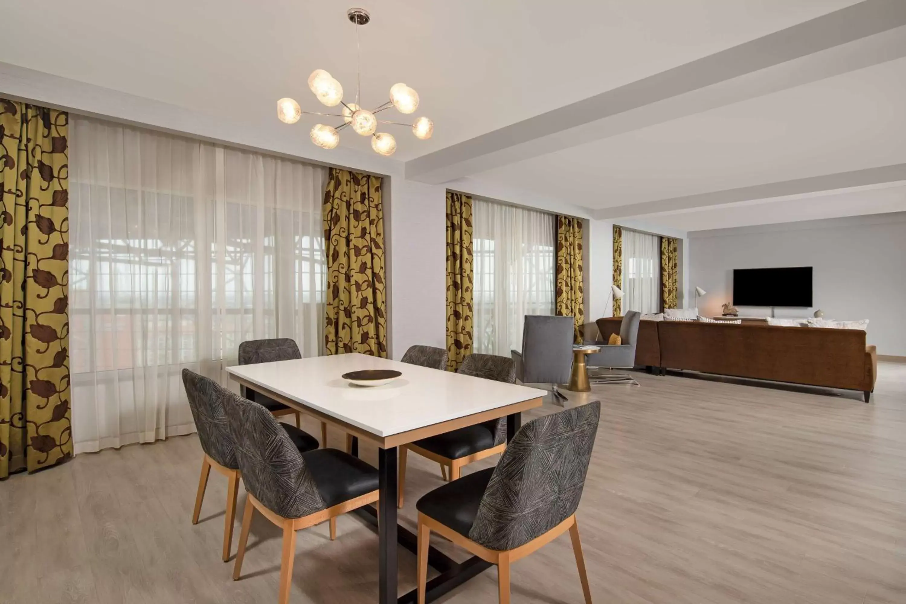 Photo of the whole room, Dining Area in Hyatt Regency Orange County