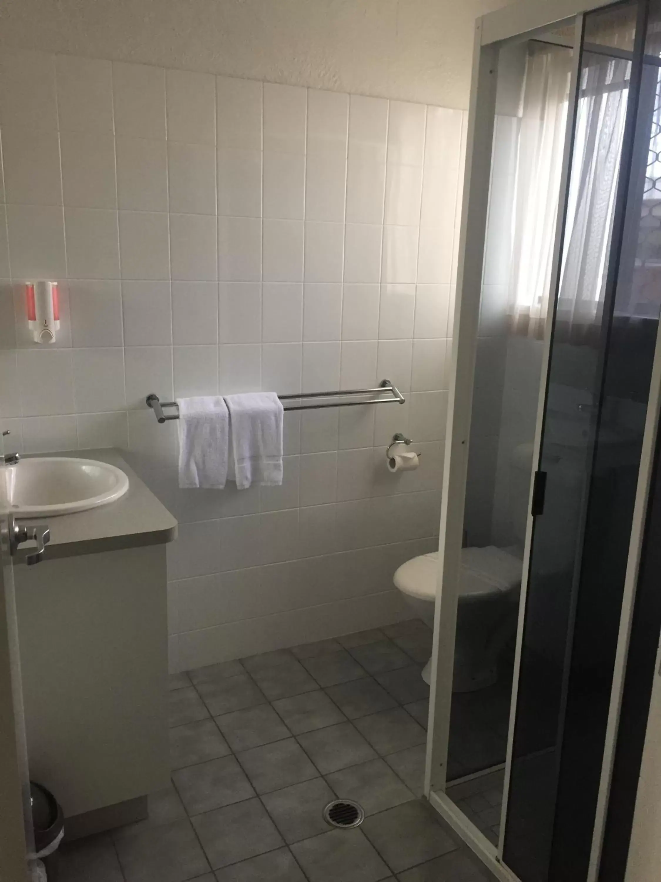 Shower, Bathroom in Bundaberg Spanish Motor Inn