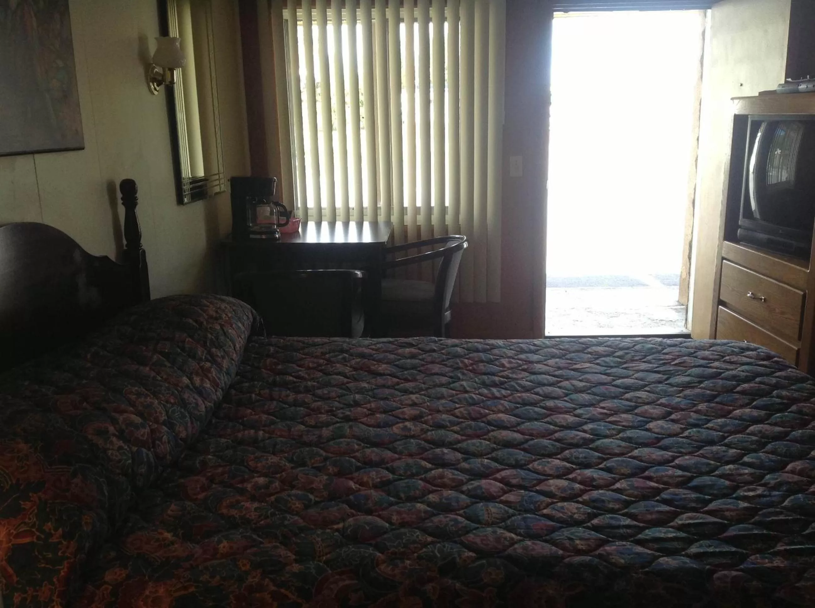 Day, Bed in Budget Inn Motel Chemult