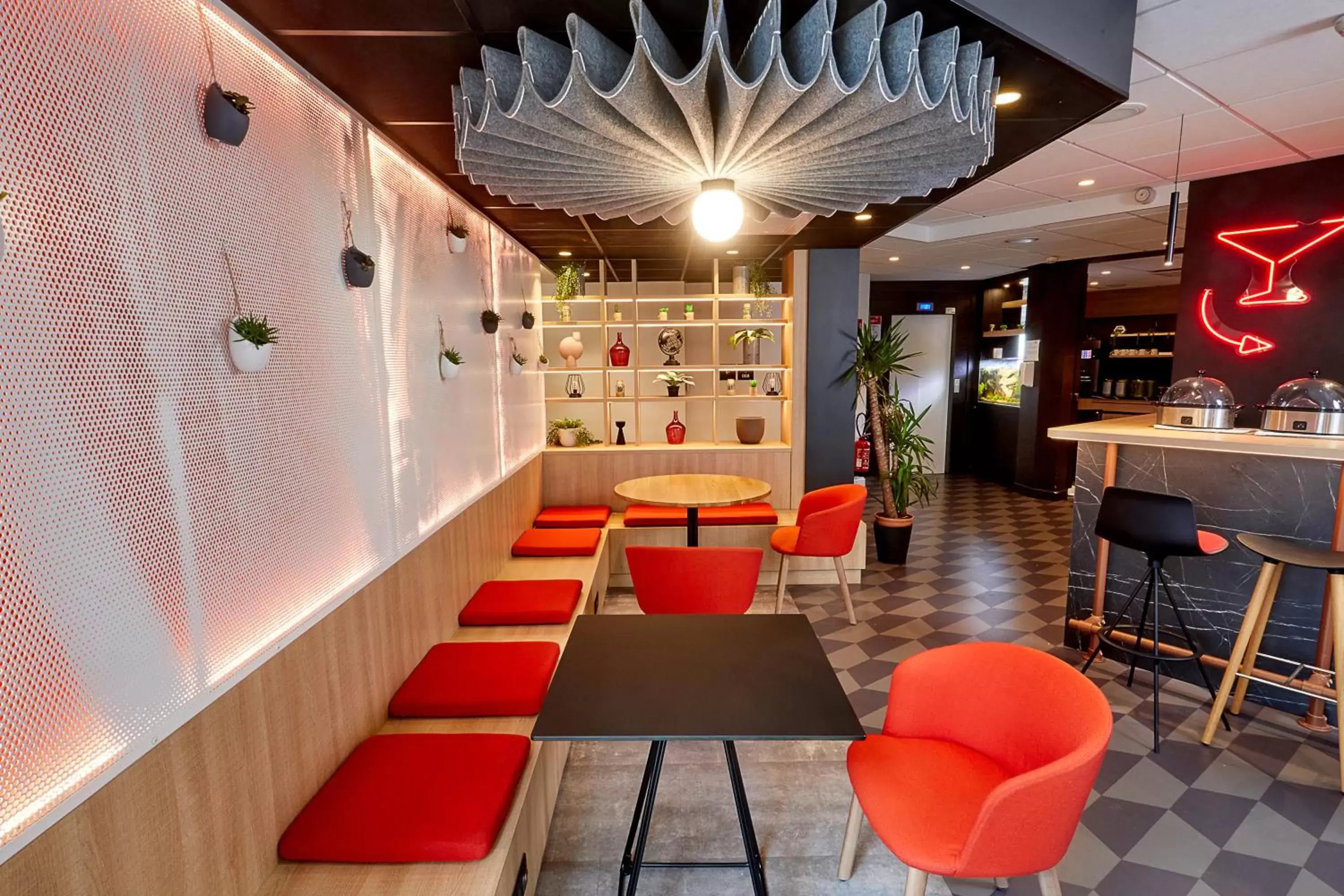 Lounge or bar in ibis Auxerre Centre