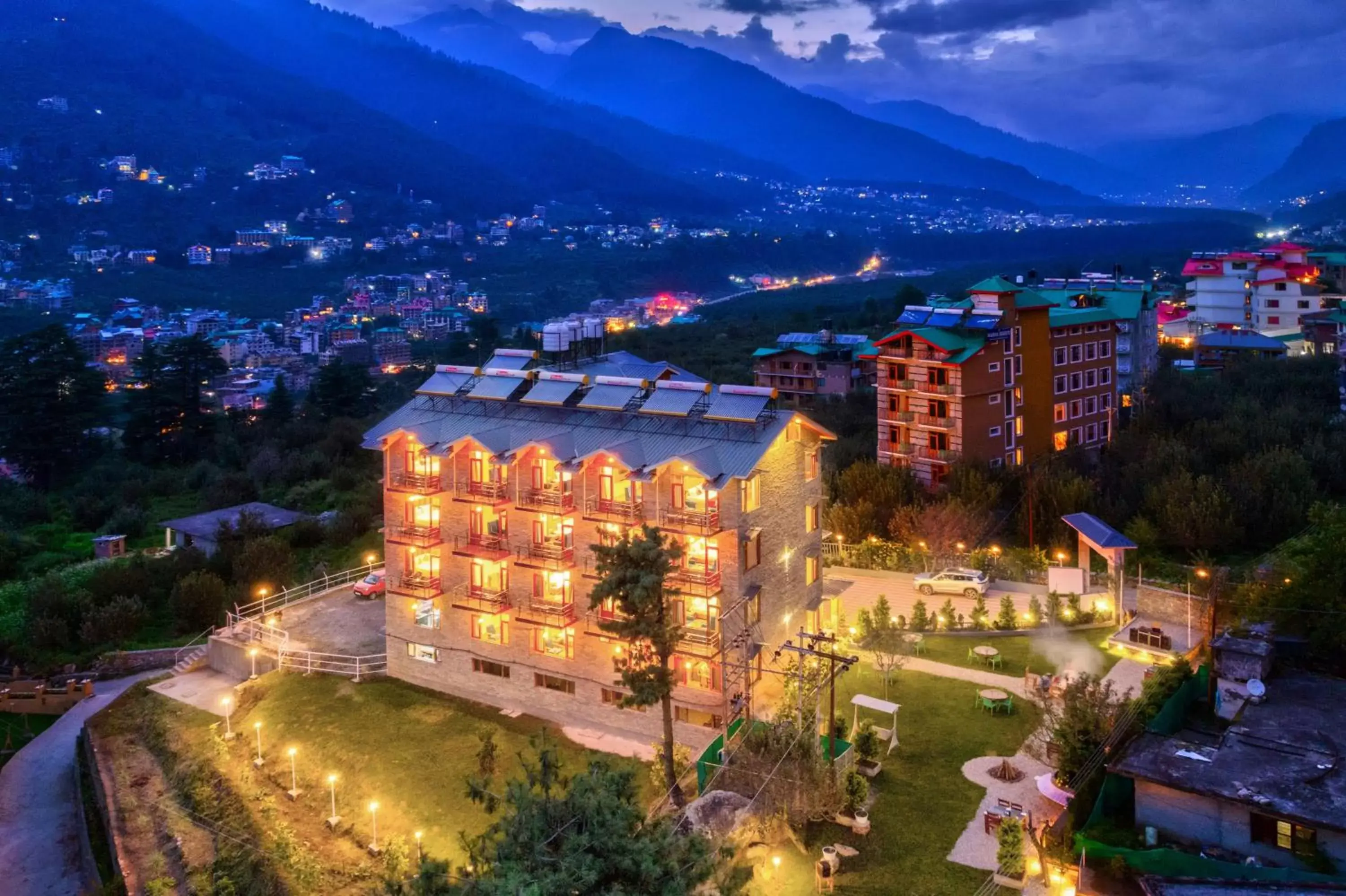 Property building in Snow City's Montana Blues Resort Manali - Heated & Air-Cooled Stay Property building in Snow City's Montana Blues Resort Manali - Heated & Air-Cooled Stay