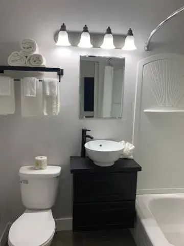 Bathroom in Auberge Shores Inn & Hotel