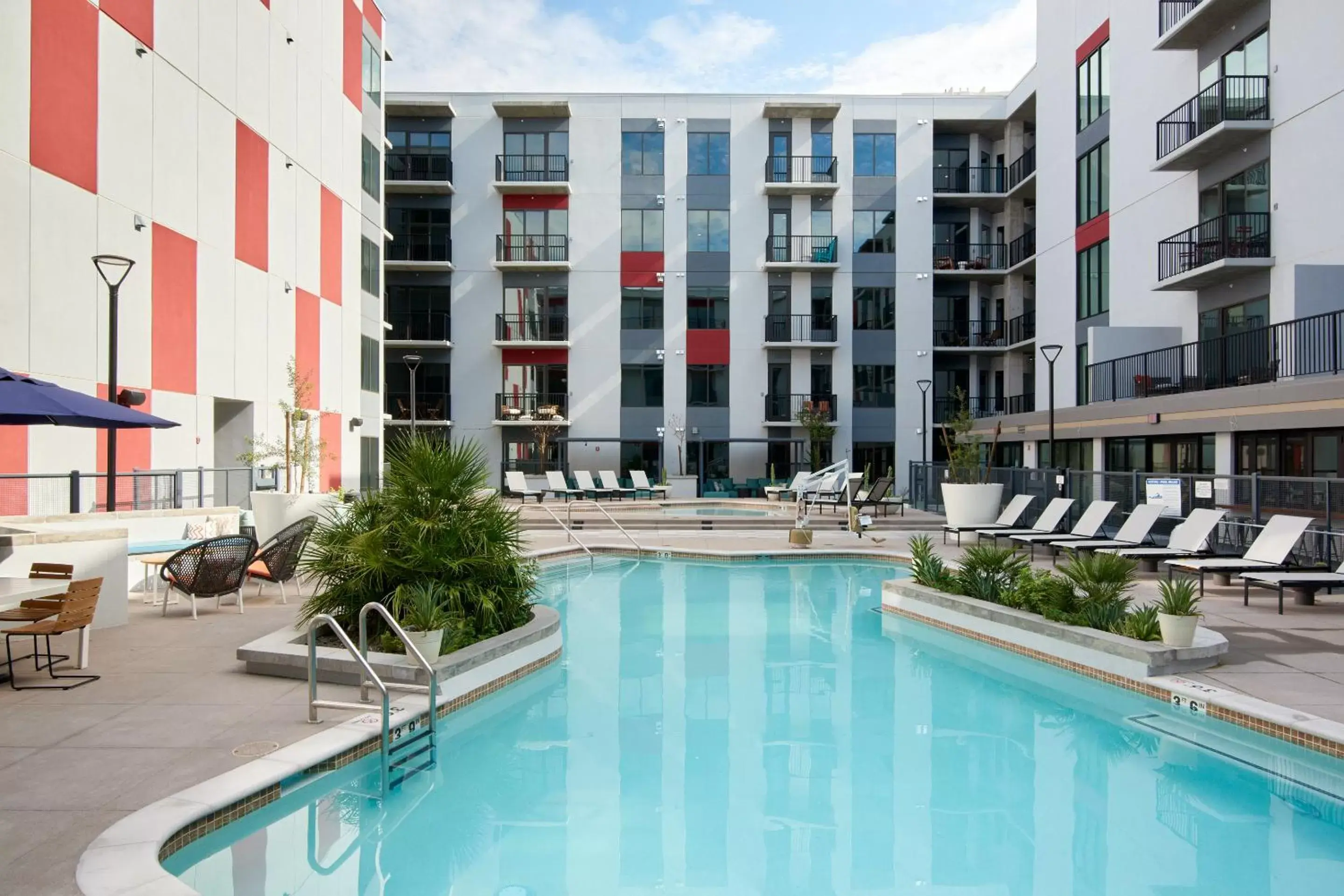 Living room, Swimming Pool in Sonder at Mill Ave