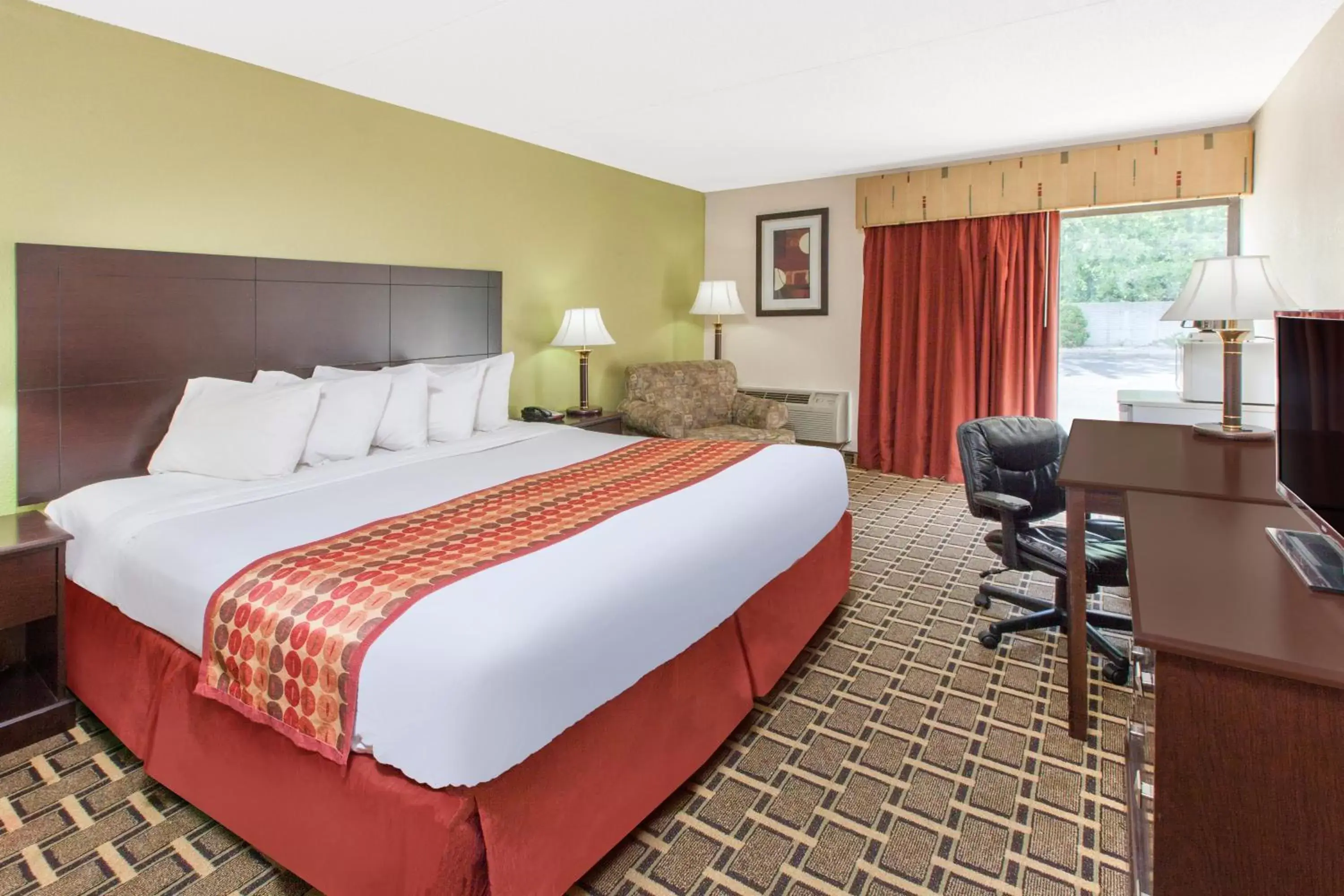 TV and multimedia, Bed in Days Inn & Suites by Wyndham Madison Heights MI