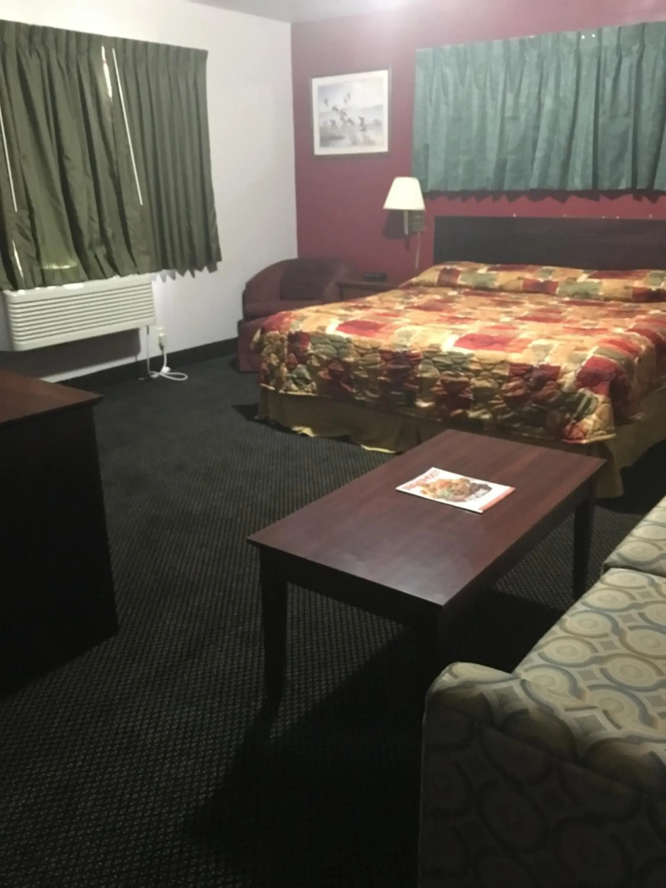 Bed in Rapids Inn & Suites