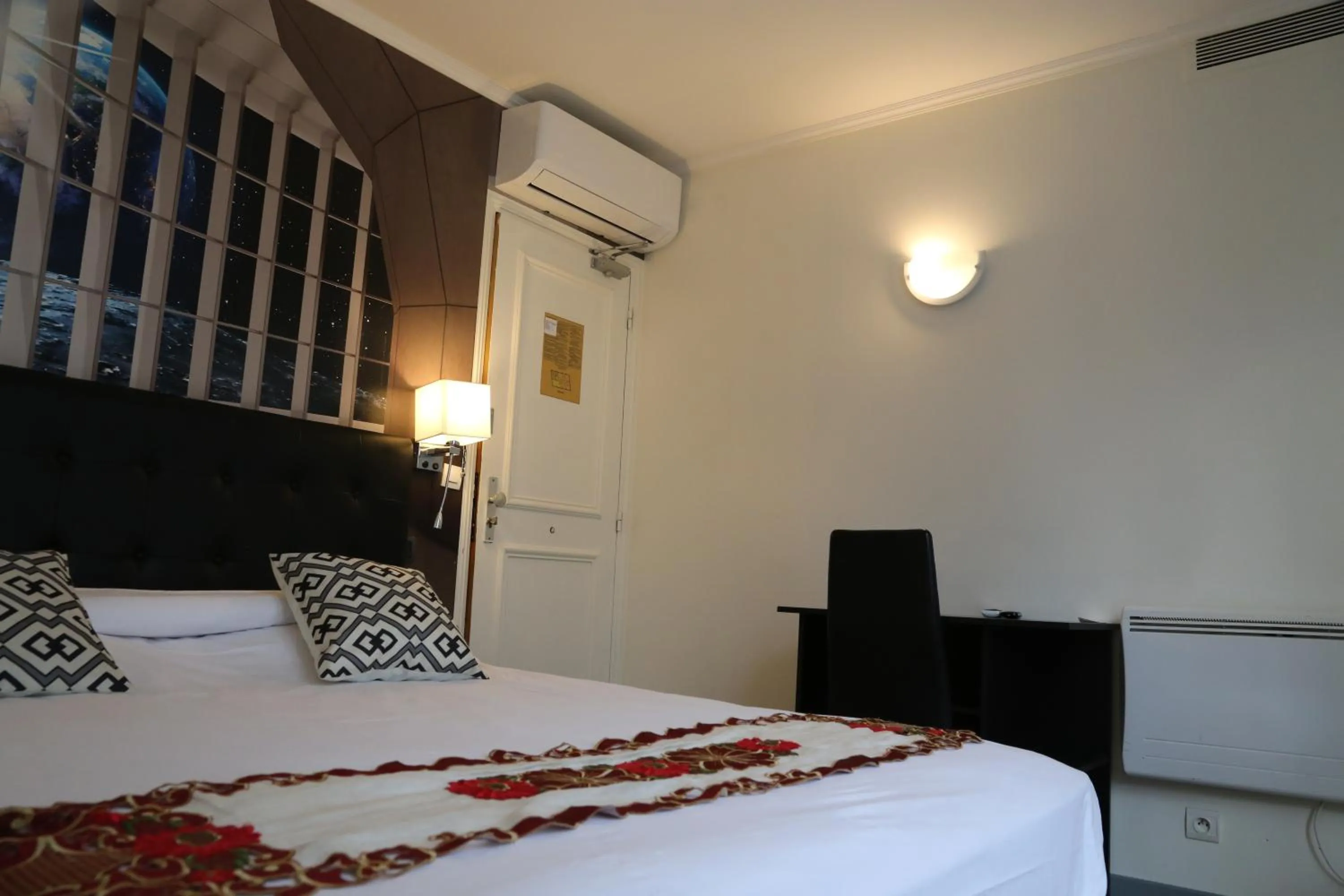 Bedroom, Bed in Hôtel Princesse Isabelle