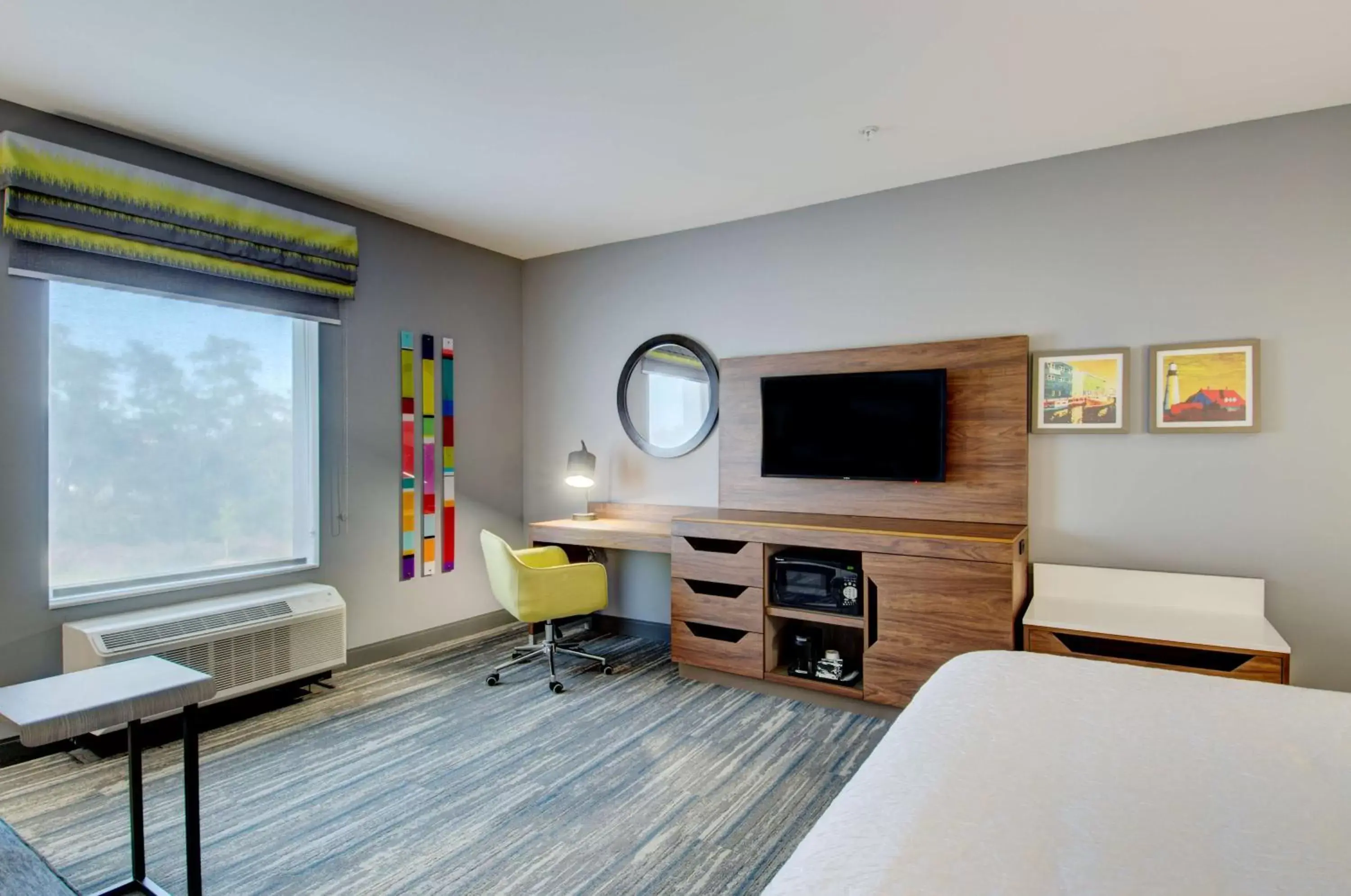 Bedroom, TV/Entertainment Center in Hampton Inn & Suites Portland West