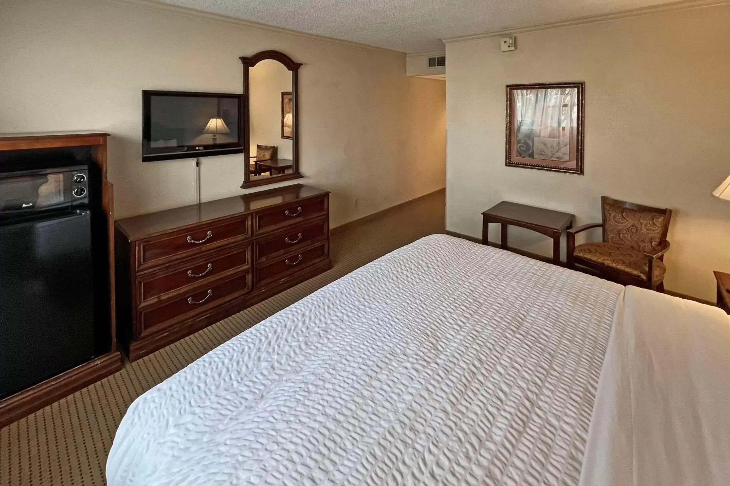 Bedroom, Bed in Clarion Inn Garden City Bedroom, Bed in Clarion Inn Garden City