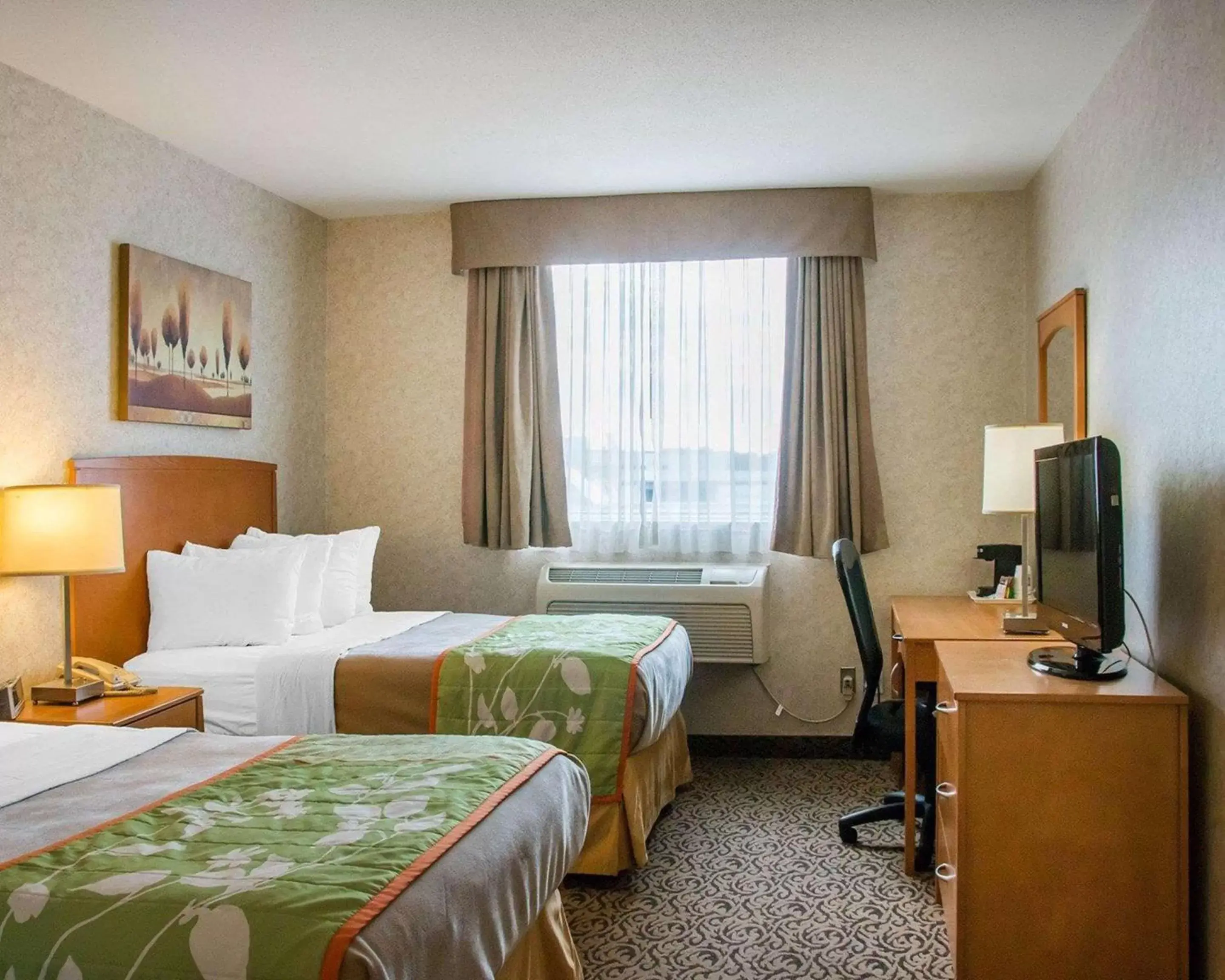 Photo of the whole room, Bed in Quality Inn & Suites Winnipeg