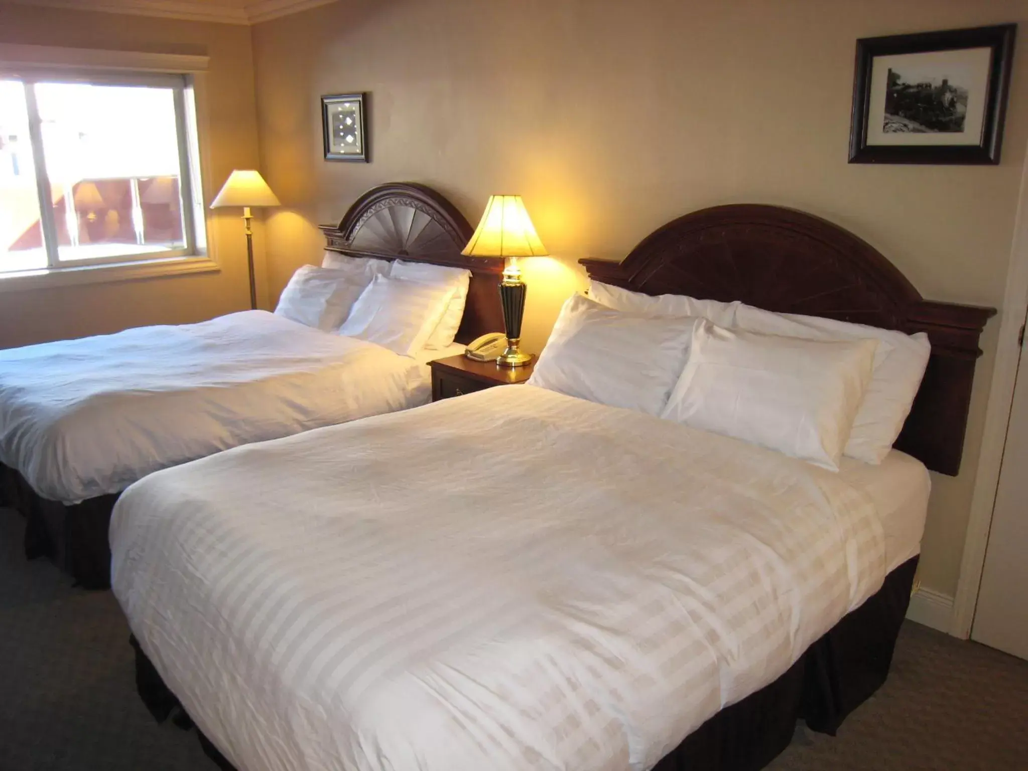 Photo of the whole room, Bed in Revelstoke Lodge