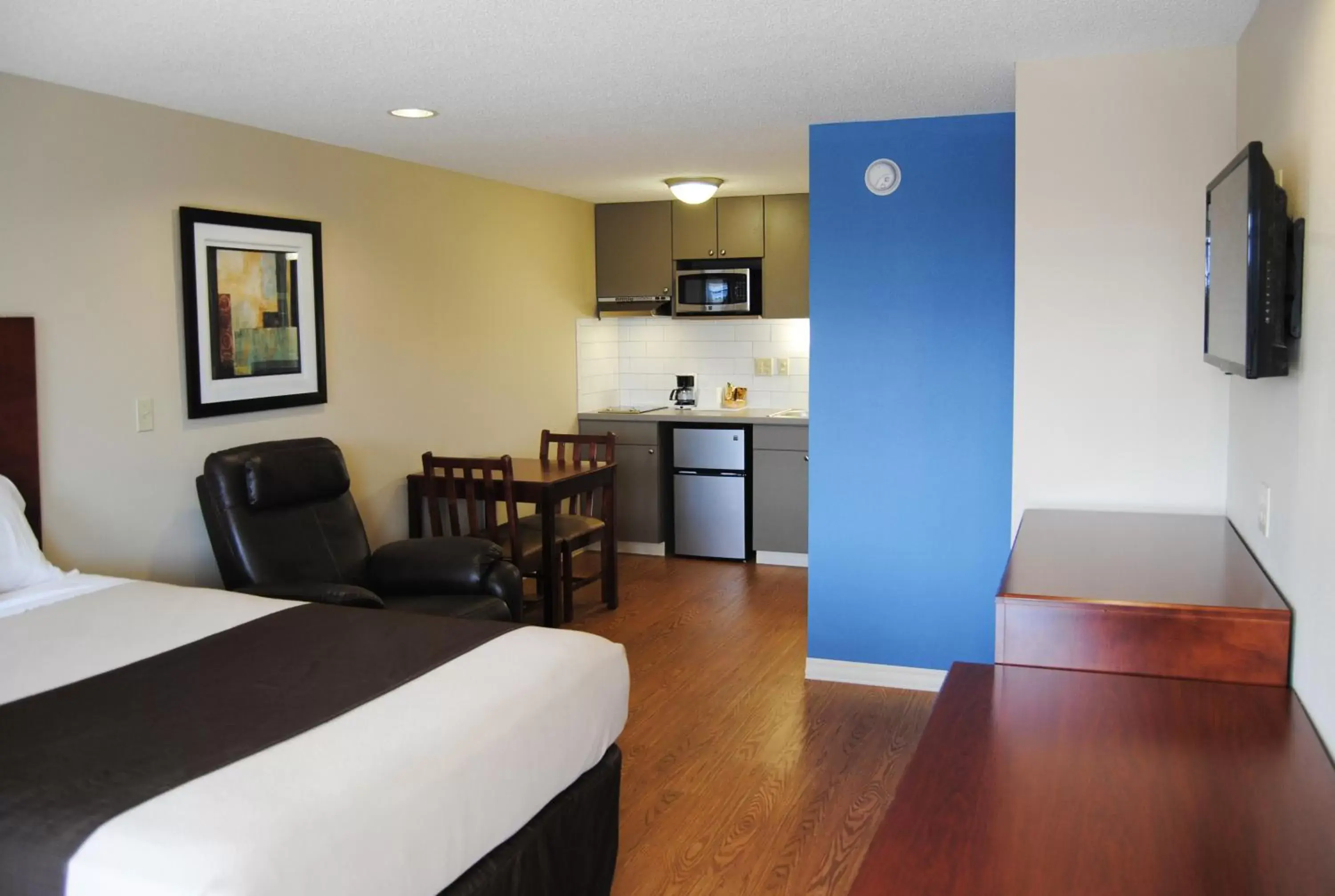 Double Room with Kitchenette - Smoking in Americas Best Value Inn-Saint Clairsville/Wheeling