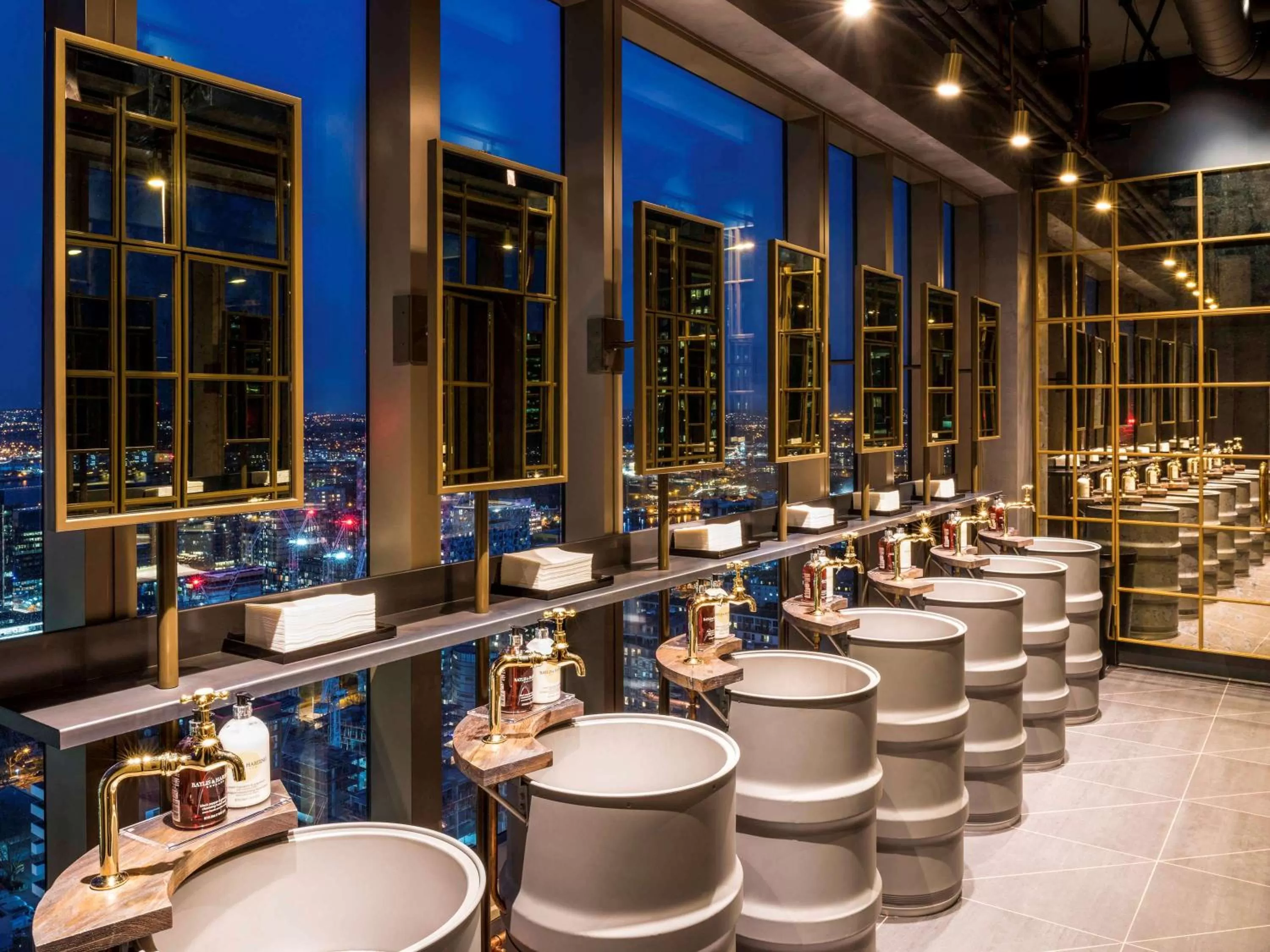 Lounge or bar in Novotel London Canary Wharf