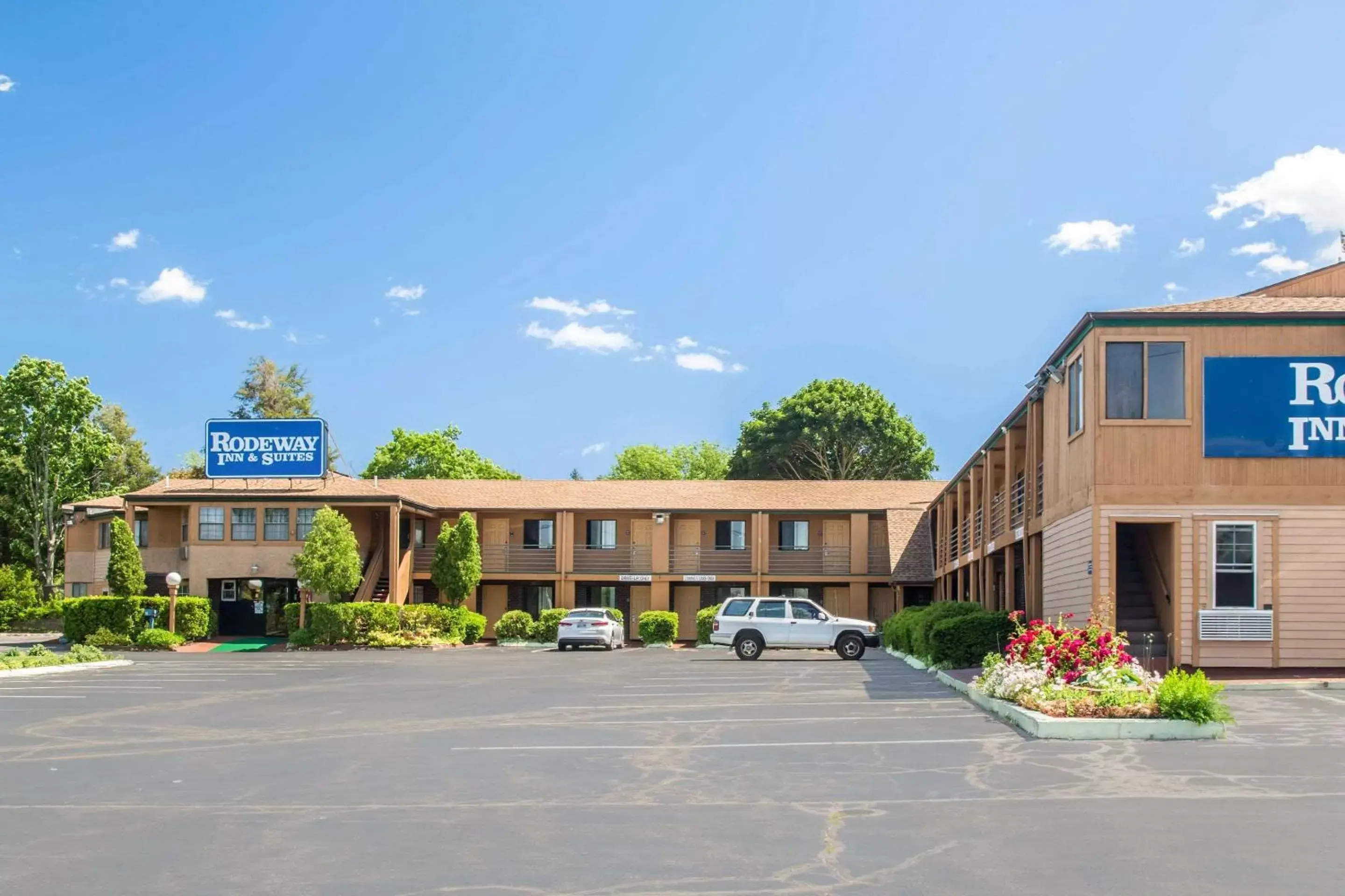 Property building in Rodeway Inn & Suites Branford - Guilford Property building in Rodeway Inn & Suites Branford - Guilford