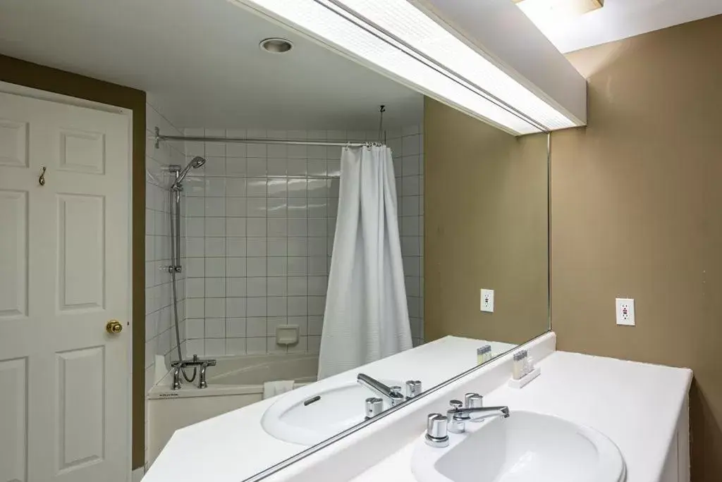 Shower, Bathroom in Hébergement Mont-Ste-Anne Condos