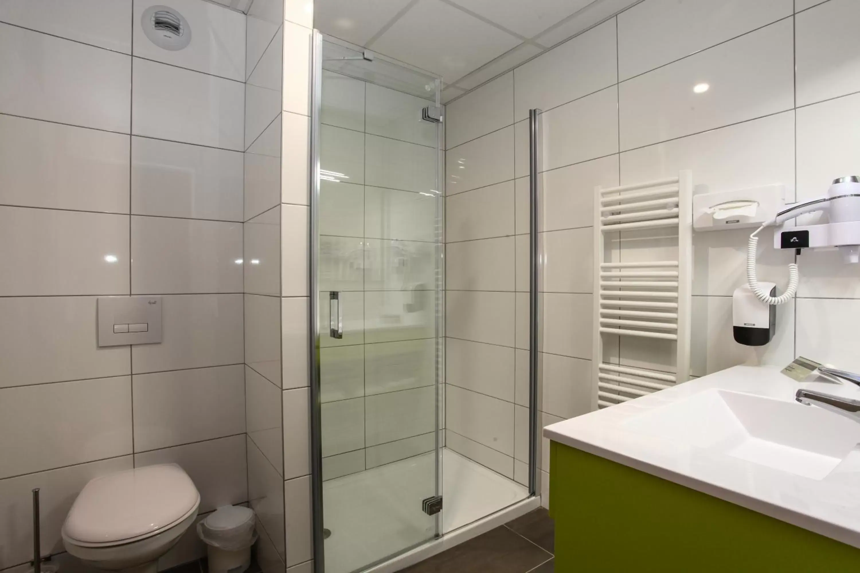 Shower, Bathroom in Brit Hotel Brive La Gaillarde - Restaurant La Limousine