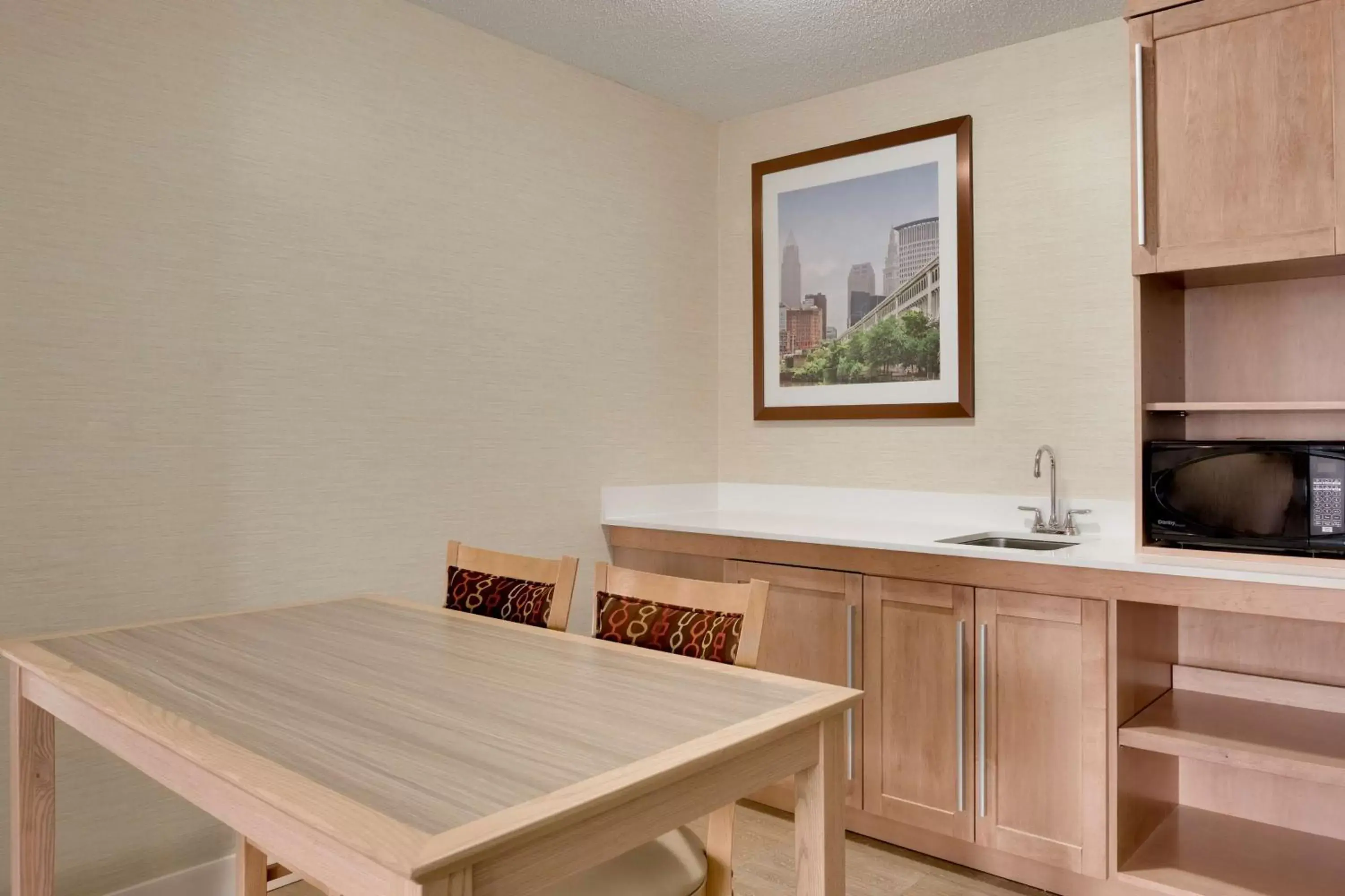 Property building, Kitchen/Kitchenette in Hampton Inn & Suites Cleveland-Independence