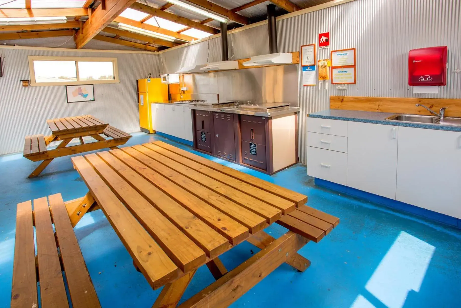 Communal kitchen, Swimming Pool in Discovery Parks - Devonport