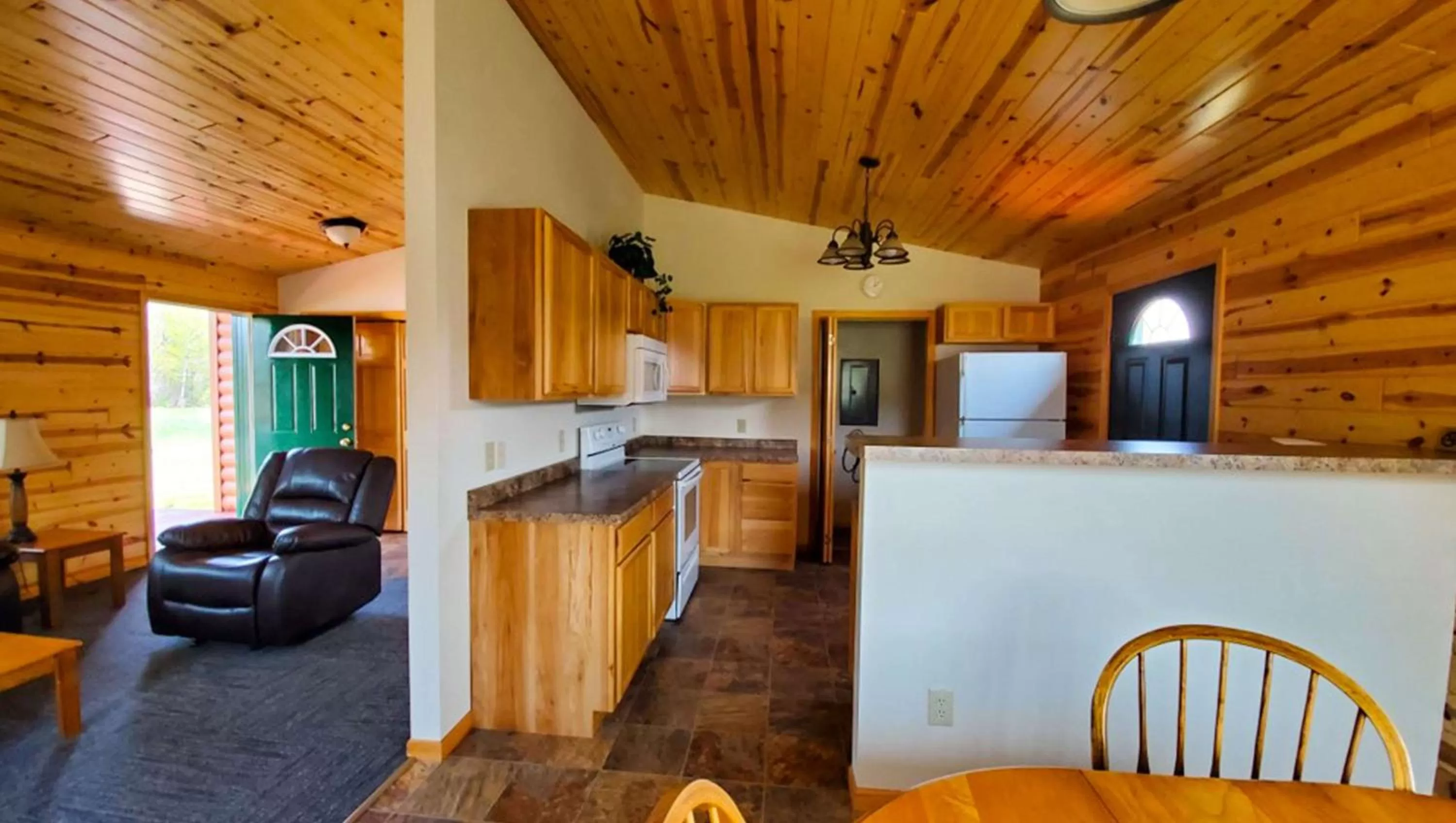 Photo of the whole room in Jasper Ridge Inn Ishpeming