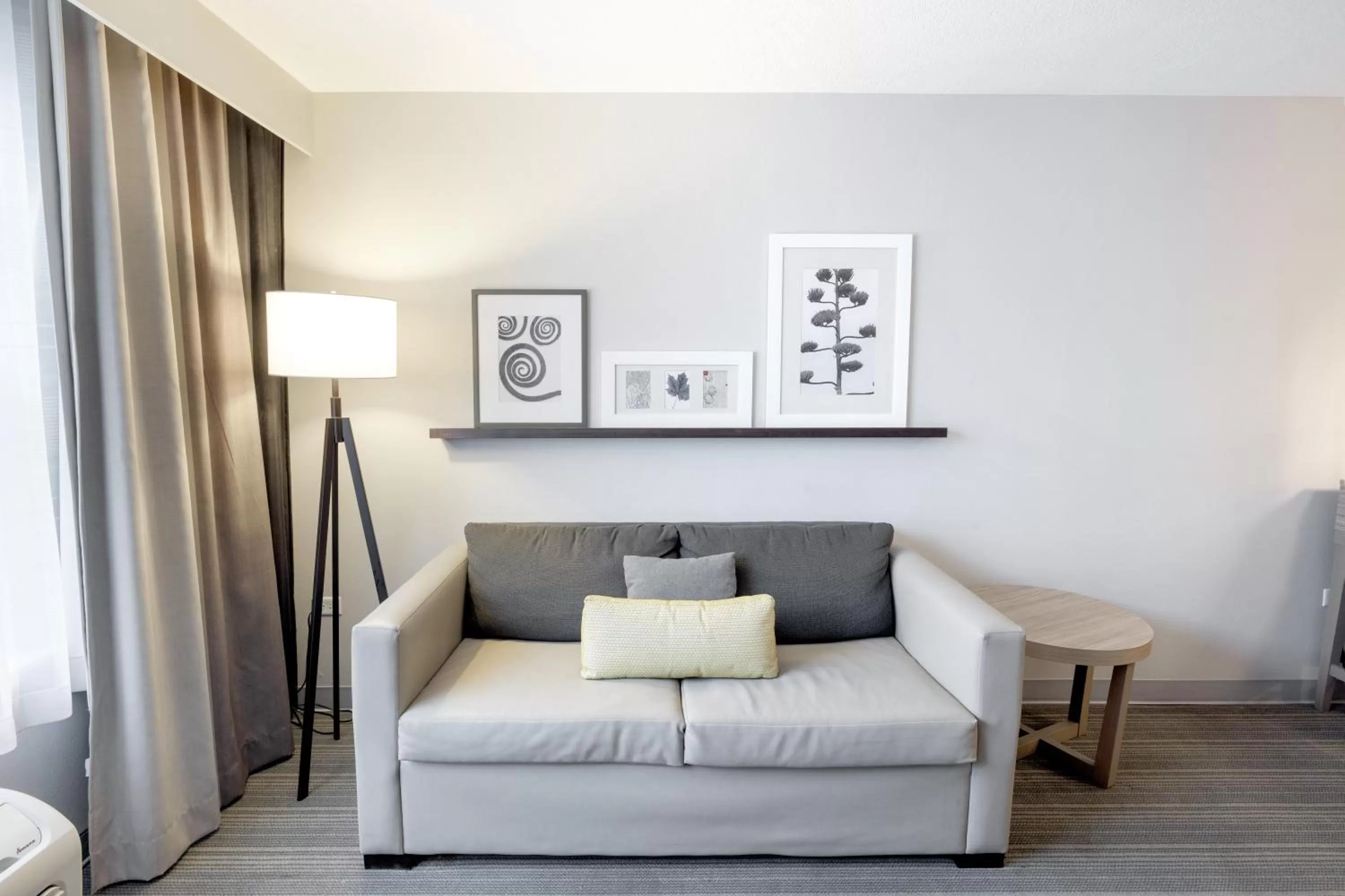 Seating area in Country Inn & Suites by Radisson, Tinley Park, IL