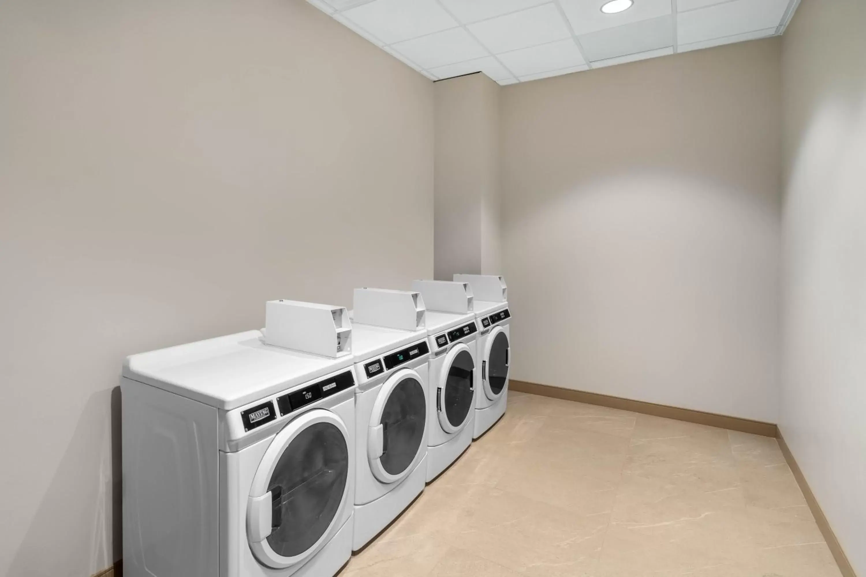 laundry, Kitchen/Kitchenette in La Quinta Inn & Suites by Wyndham Nashville Downtown Stadium