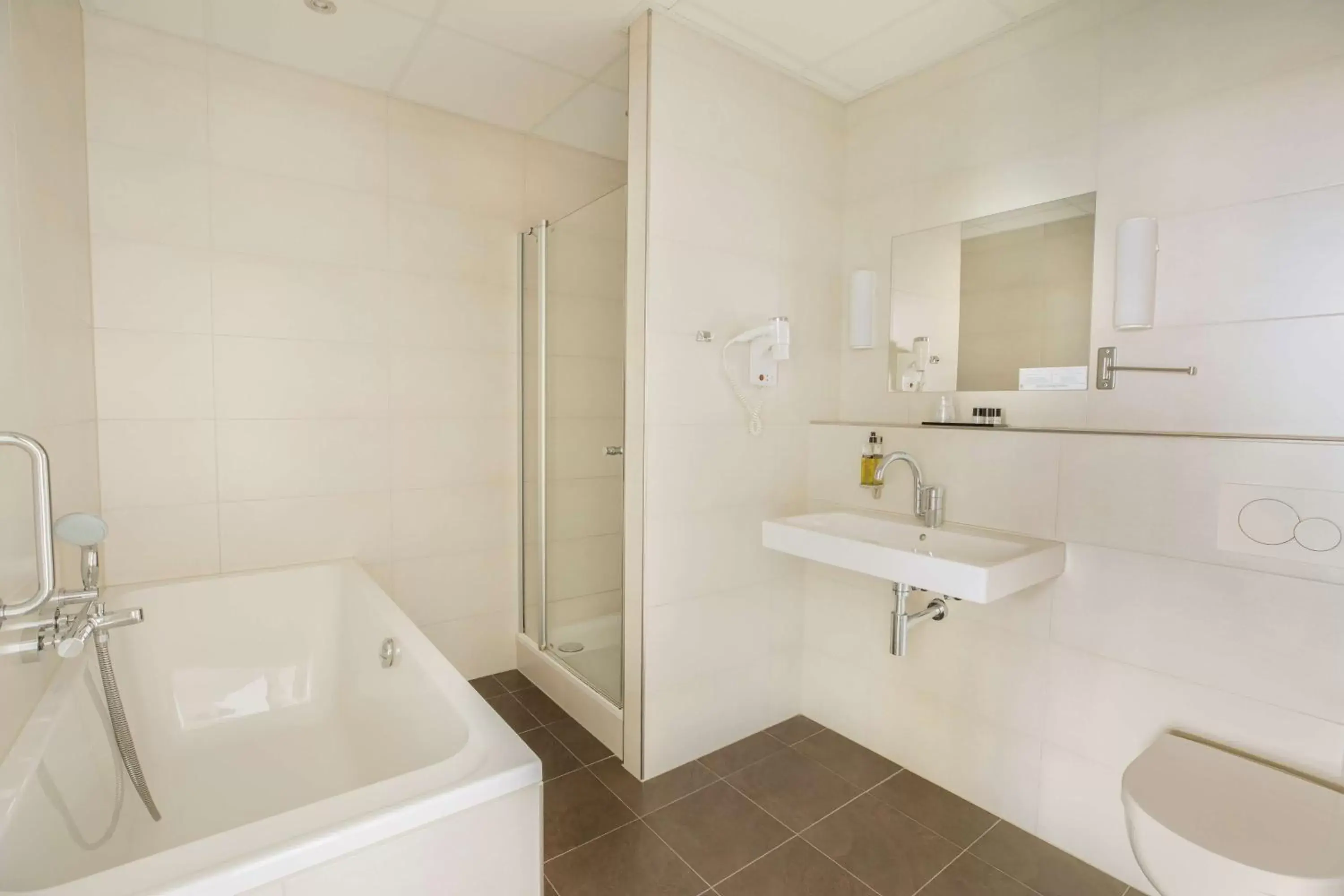 Photo of the whole room, Bathroom in Flonk Hotel Groningen Centre, BW Signature Collection voorheen Best Western Hotel Groningen Centre