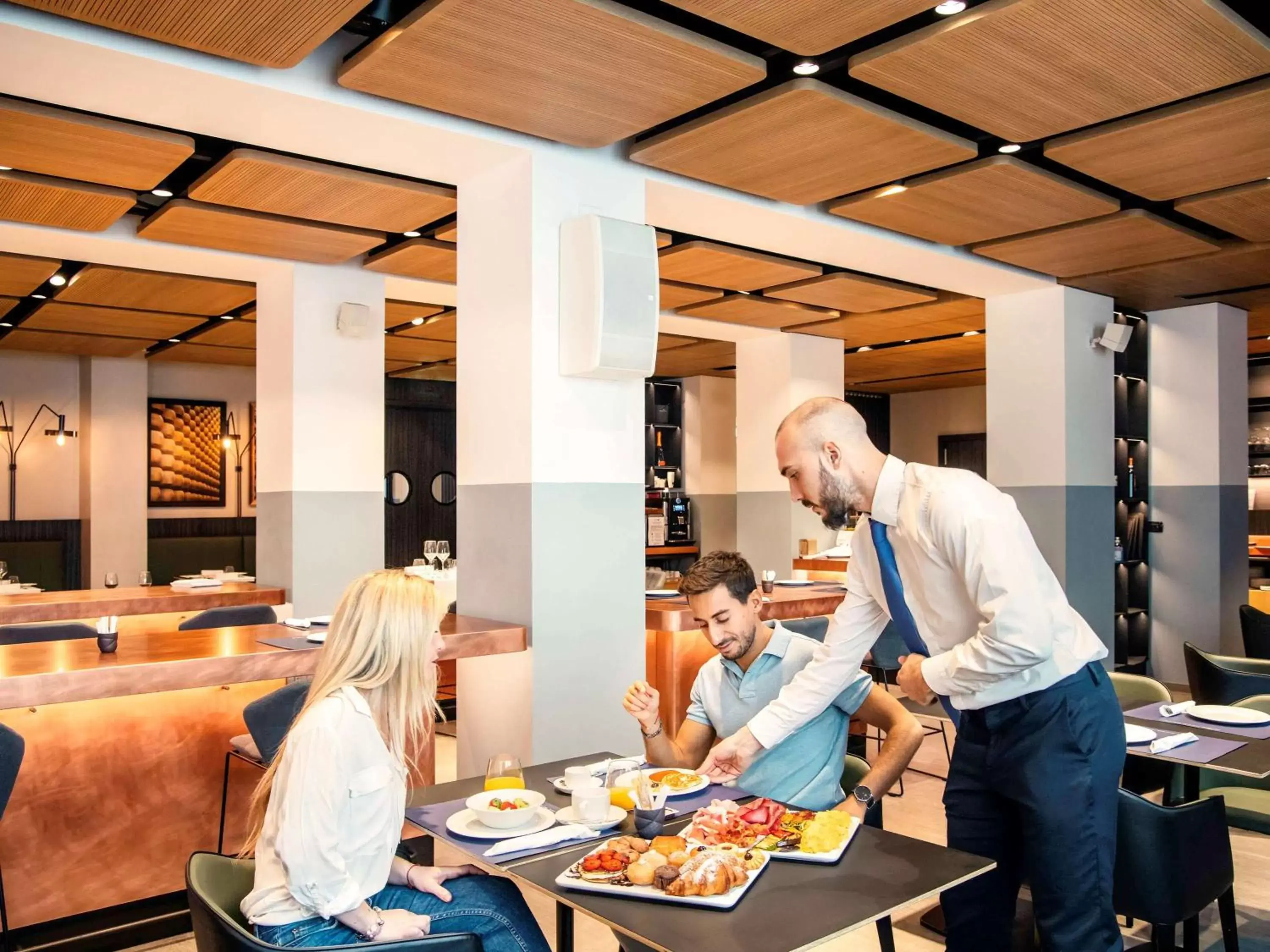 Restaurant/places to eat in Novotel Parma Centro