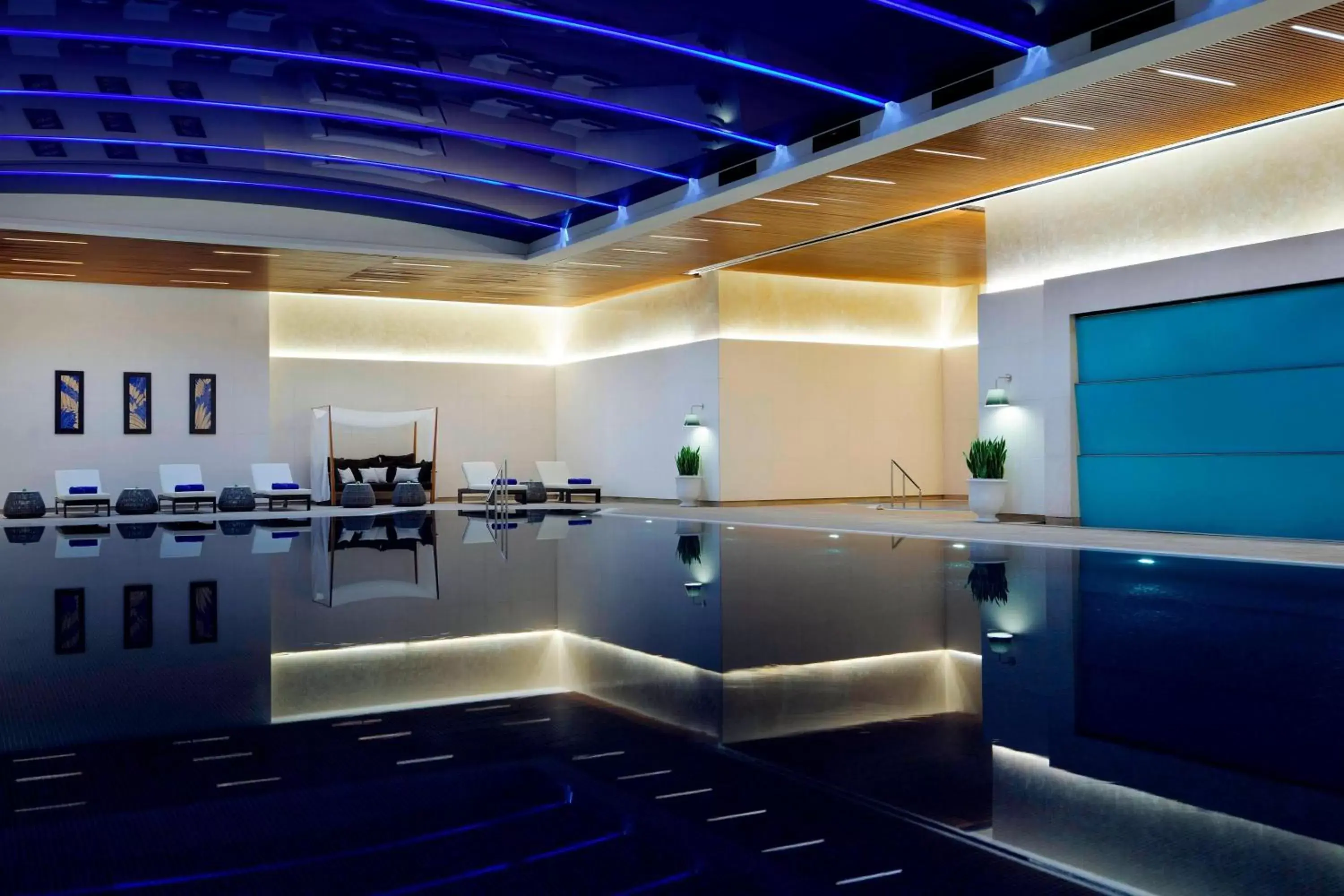 Swimming pool, Bathroom in Istanbul Marriott Hotel Sisli