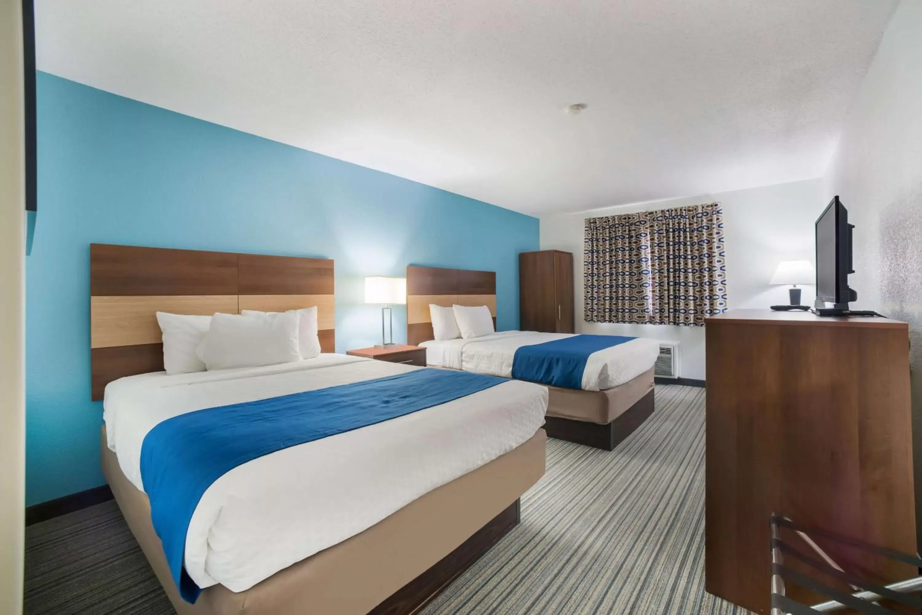 Photo of the whole room, Bed in Ramada by Wyndham Effingham