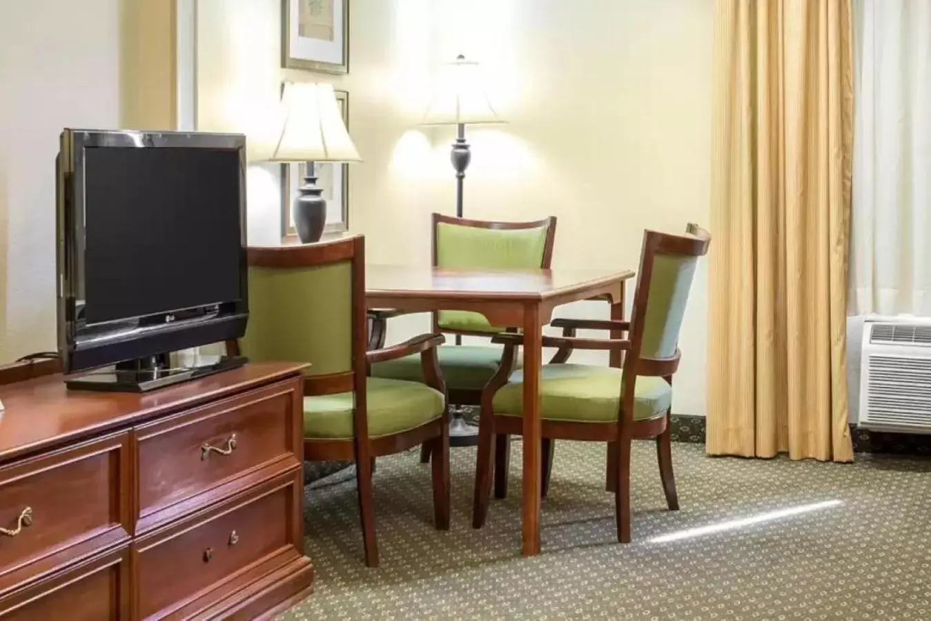 Seating area, TV/Entertainment Center in Quality Inn & Suites