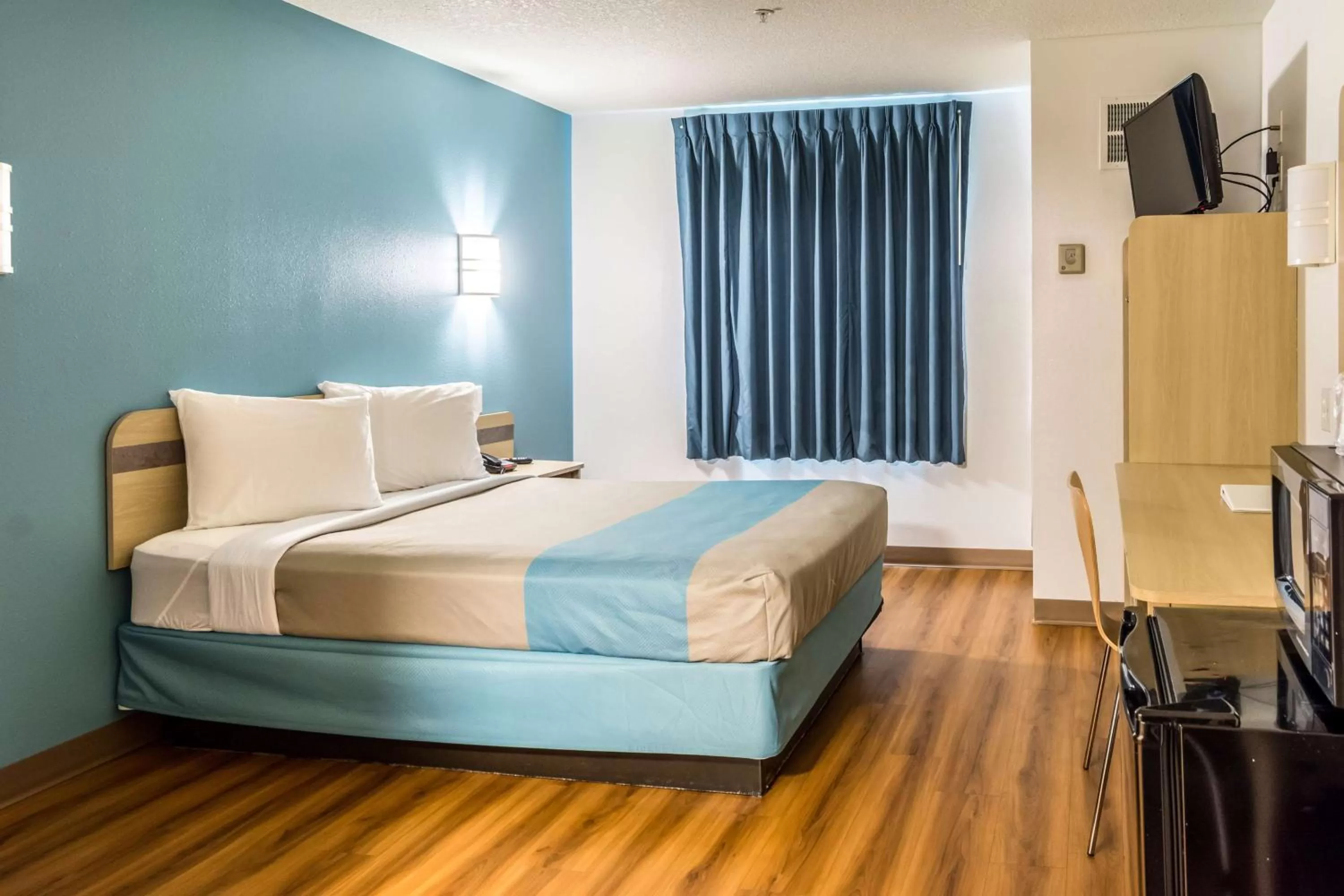 TV and multimedia, Bed in Motel 6-Lincoln City, OR